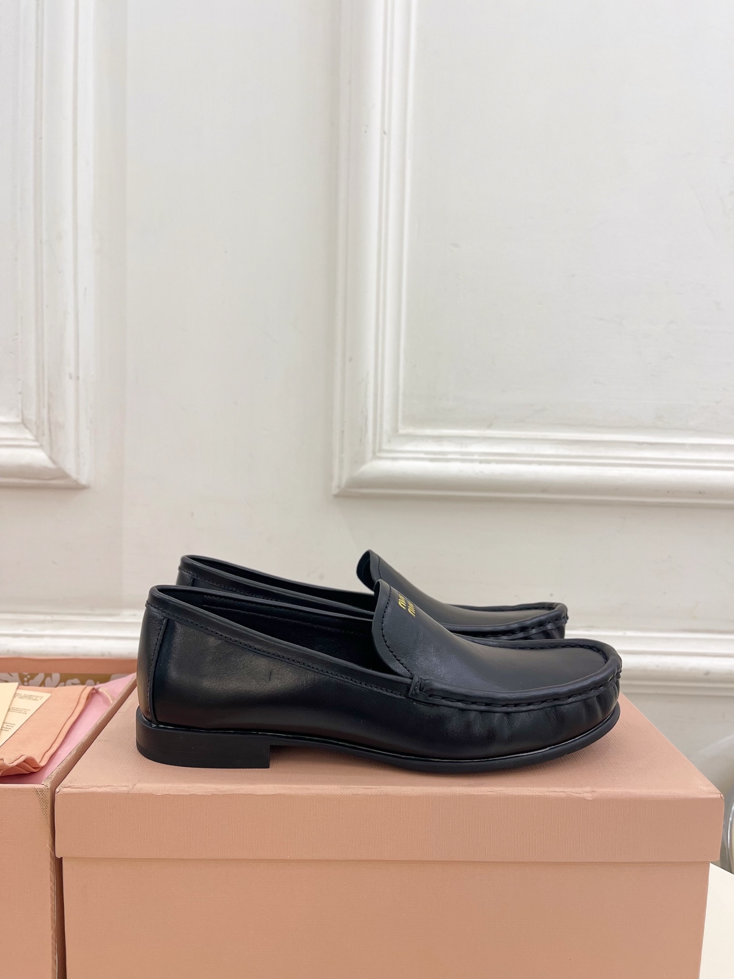 Miu Miu | 缪缪  25𝐬𝐬

🖤2025春夏新品   专柜主打最新走秀款 经典字母复古乐福鞋 