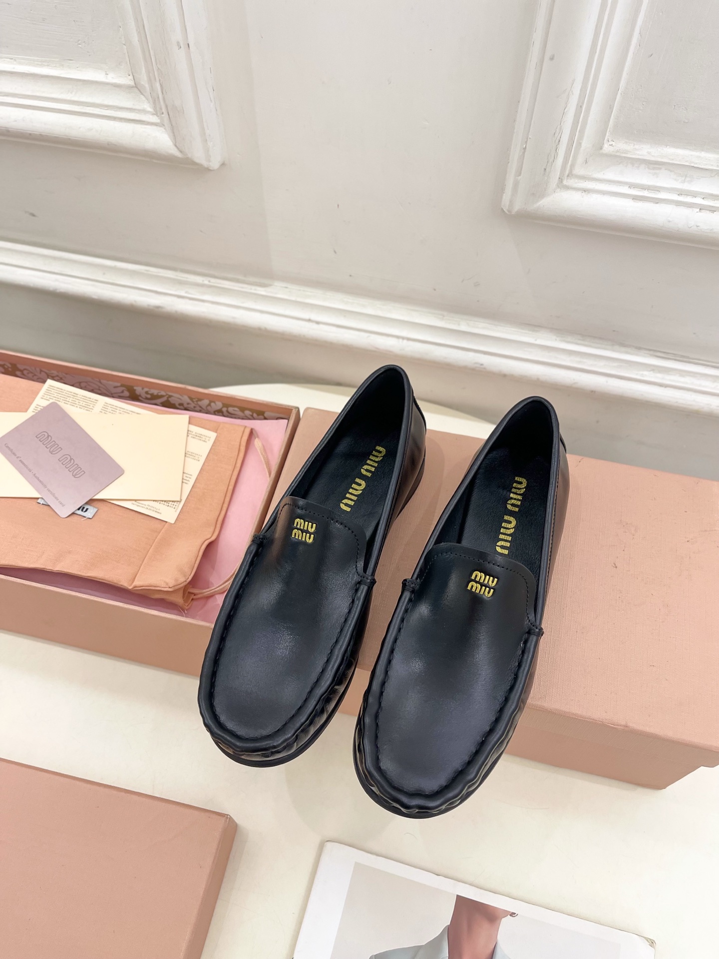 Miu Miu | 缪缪  25𝐬𝐬

🖤2025春夏新品   专柜主打最新走秀款 经典字母复古乐福鞋 