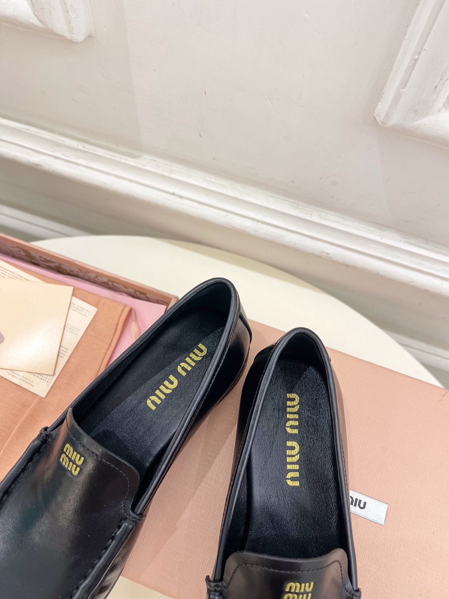 Miu Miu | 缪缪  25𝐬𝐬

🖤2025春夏新品   专柜主打最新走秀款 经典字母复古乐福鞋 