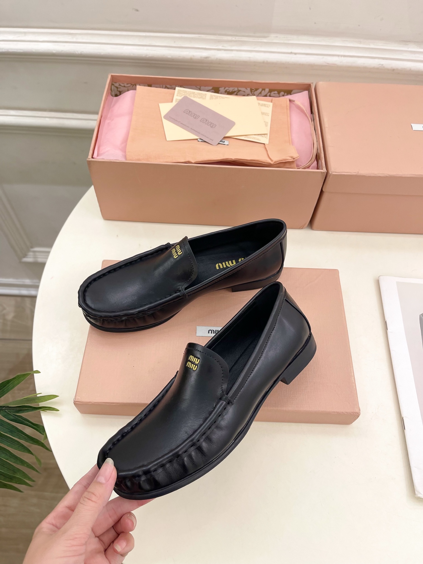 Miu Miu | 缪缪  25𝐬𝐬

🖤2025春夏新品   专柜主打最新走秀款 经典字母复古乐福鞋 