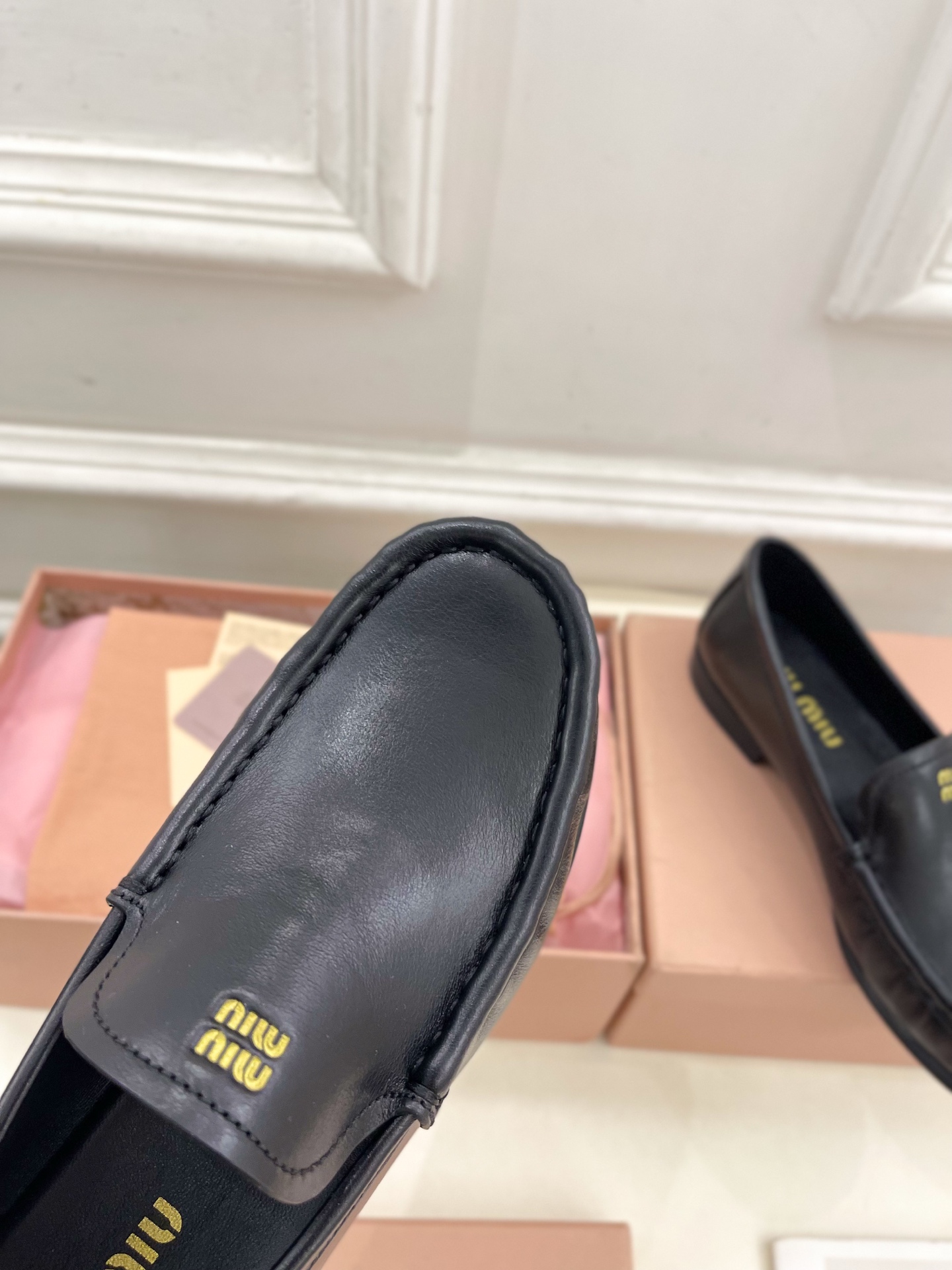 Miu Miu | 缪缪  25𝐬𝐬

🖤2025春夏新品   专柜主打最新走秀款 经典字母复古乐福鞋 
