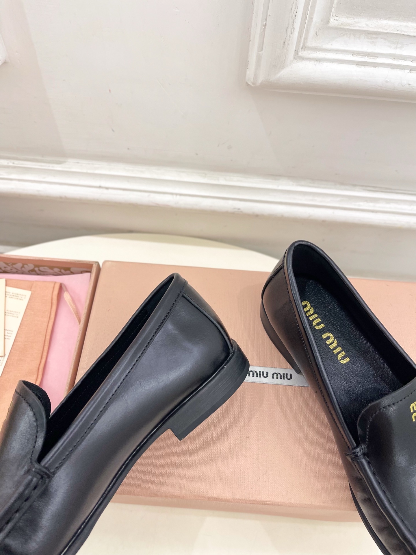Miu Miu | 缪缪  25𝐬𝐬

🖤2025春夏新品   专柜主打最新走秀款 经典字母复古乐福鞋 