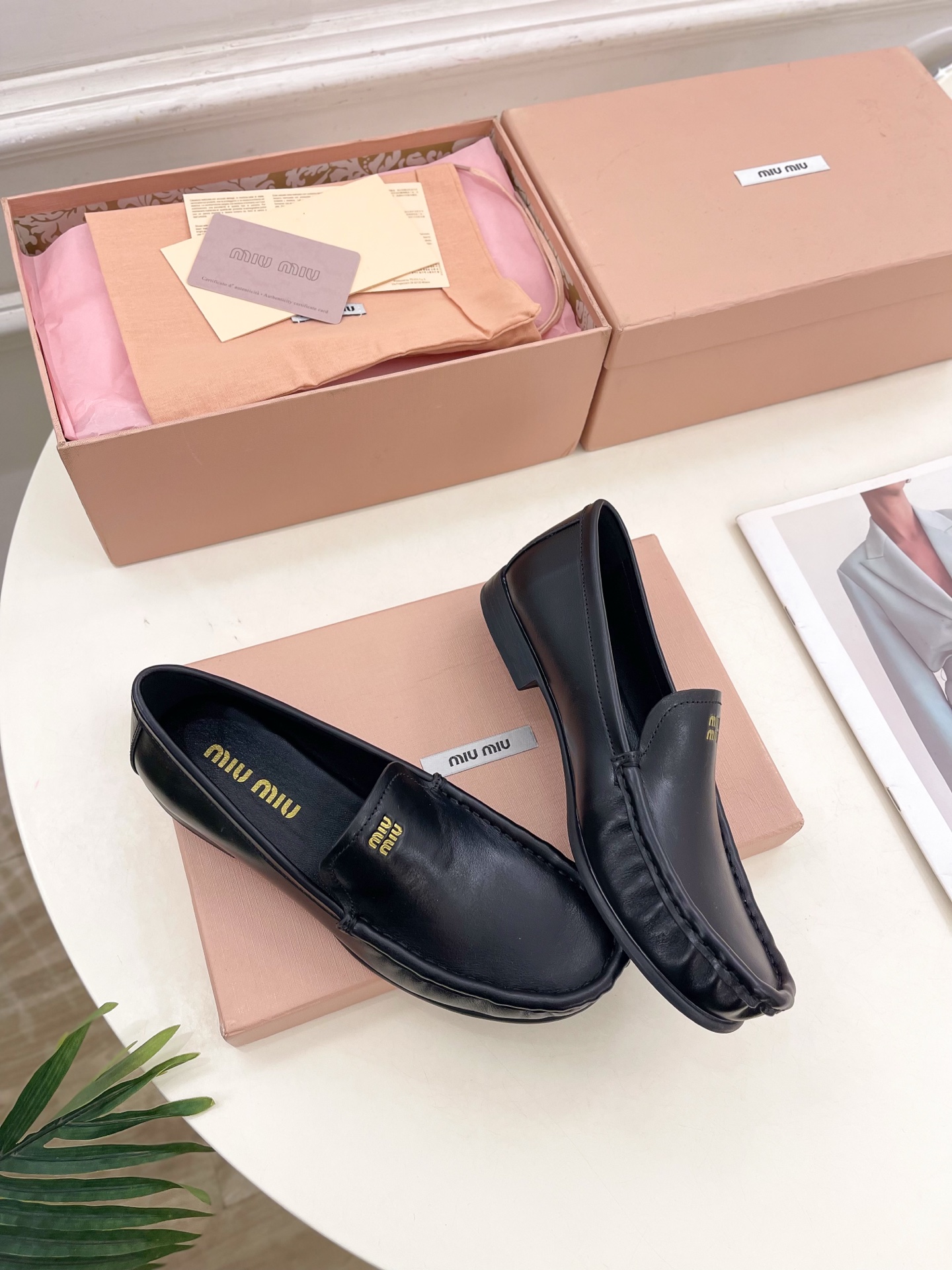 Miu Miu | 缪缪  25𝐬𝐬

🖤2025春夏新品   专柜主打最新走秀款 经典字母复古乐福鞋 