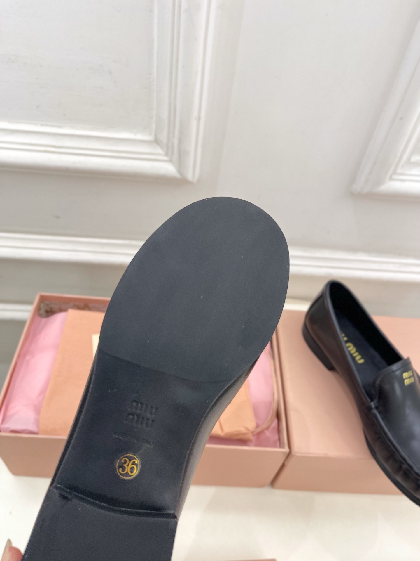 Miu Miu | 缪缪  25𝐬𝐬

🖤2025春夏新品   专柜主打最新走秀款 经典字母复古乐福鞋 