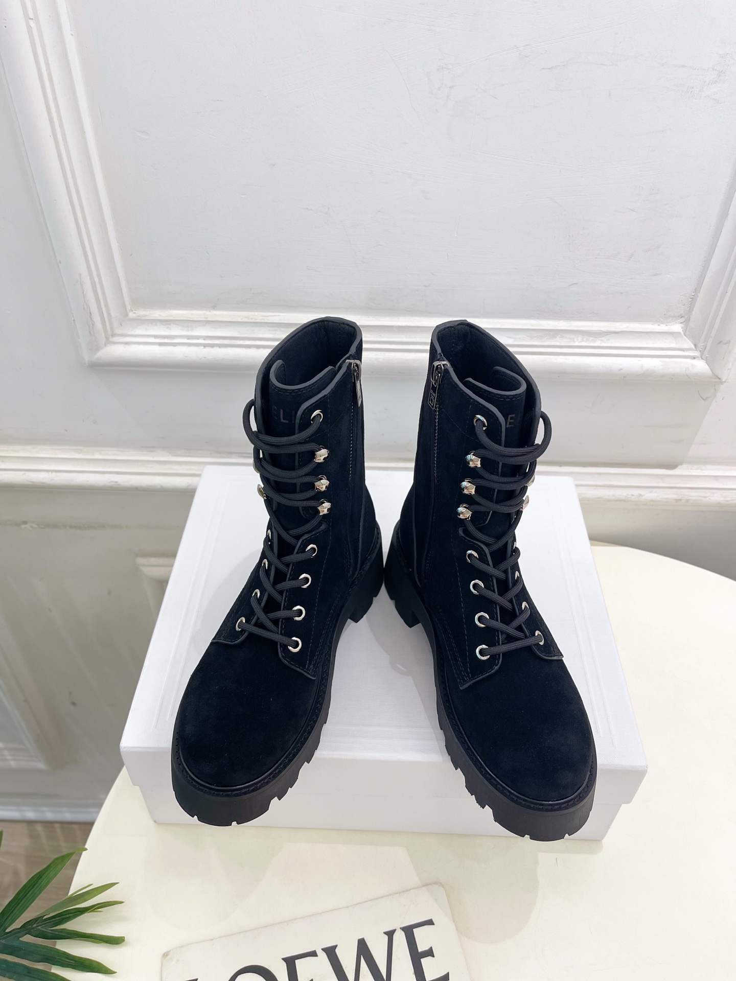 CELINE  | 赛琳  25𝐬𝐬

💛2025 秋冬最新秀款 凯旋门厚底系带马丁靴🆕

🔜 BS这一