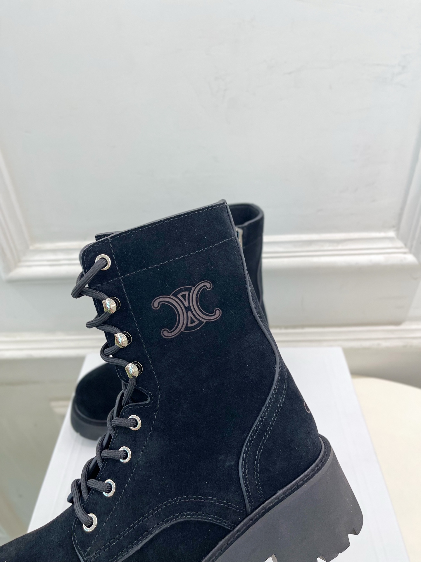 CELINE  | 赛琳  25𝐬𝐬

💛2025 秋冬最新秀款 凯旋门厚底系带马丁靴🆕

🔜 BS这一