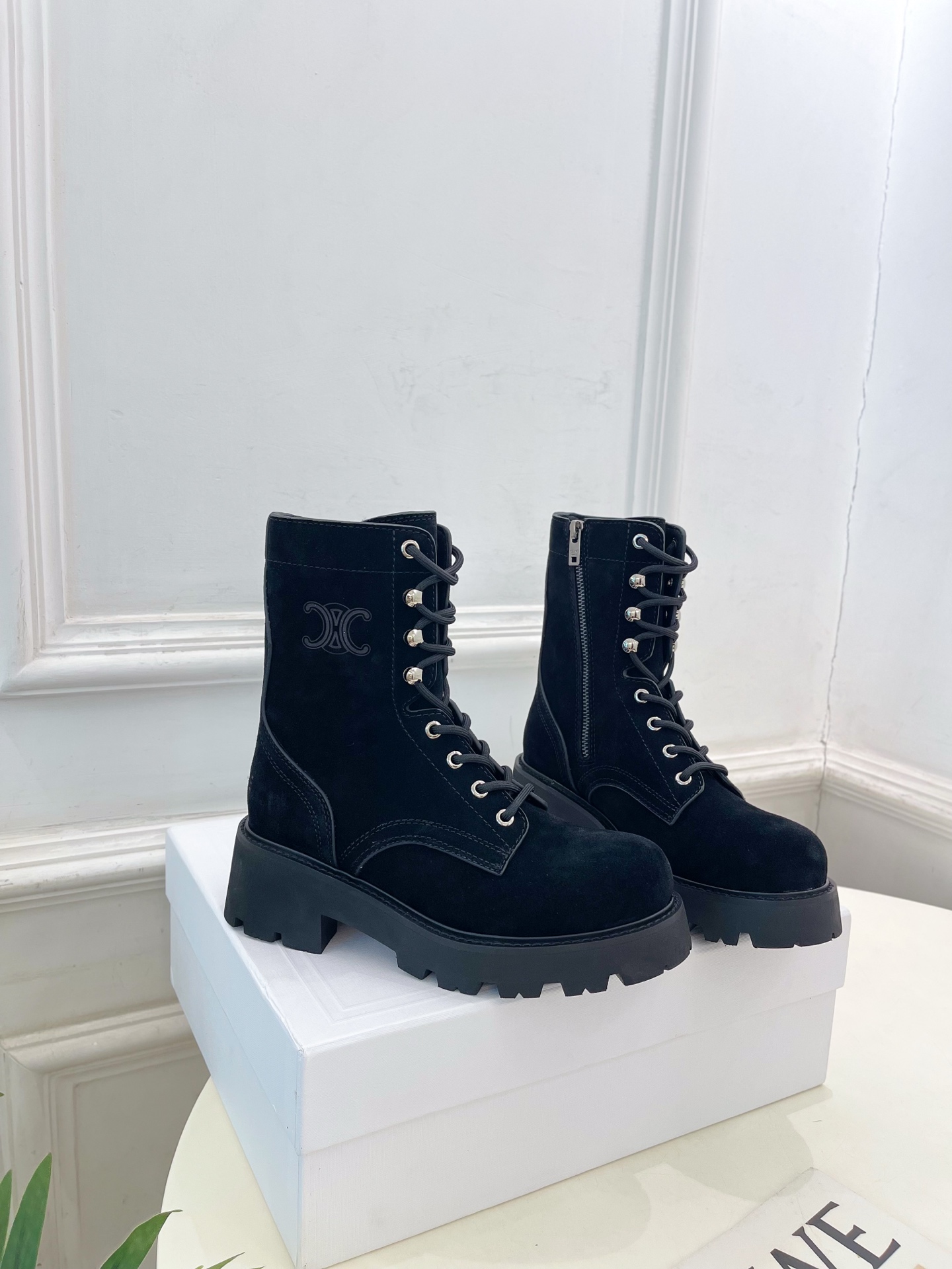 CELINE  | 赛琳  25𝐬𝐬

💛2025 秋冬最新秀款 凯旋门厚底系带马丁靴🆕

🔜 BS这一
