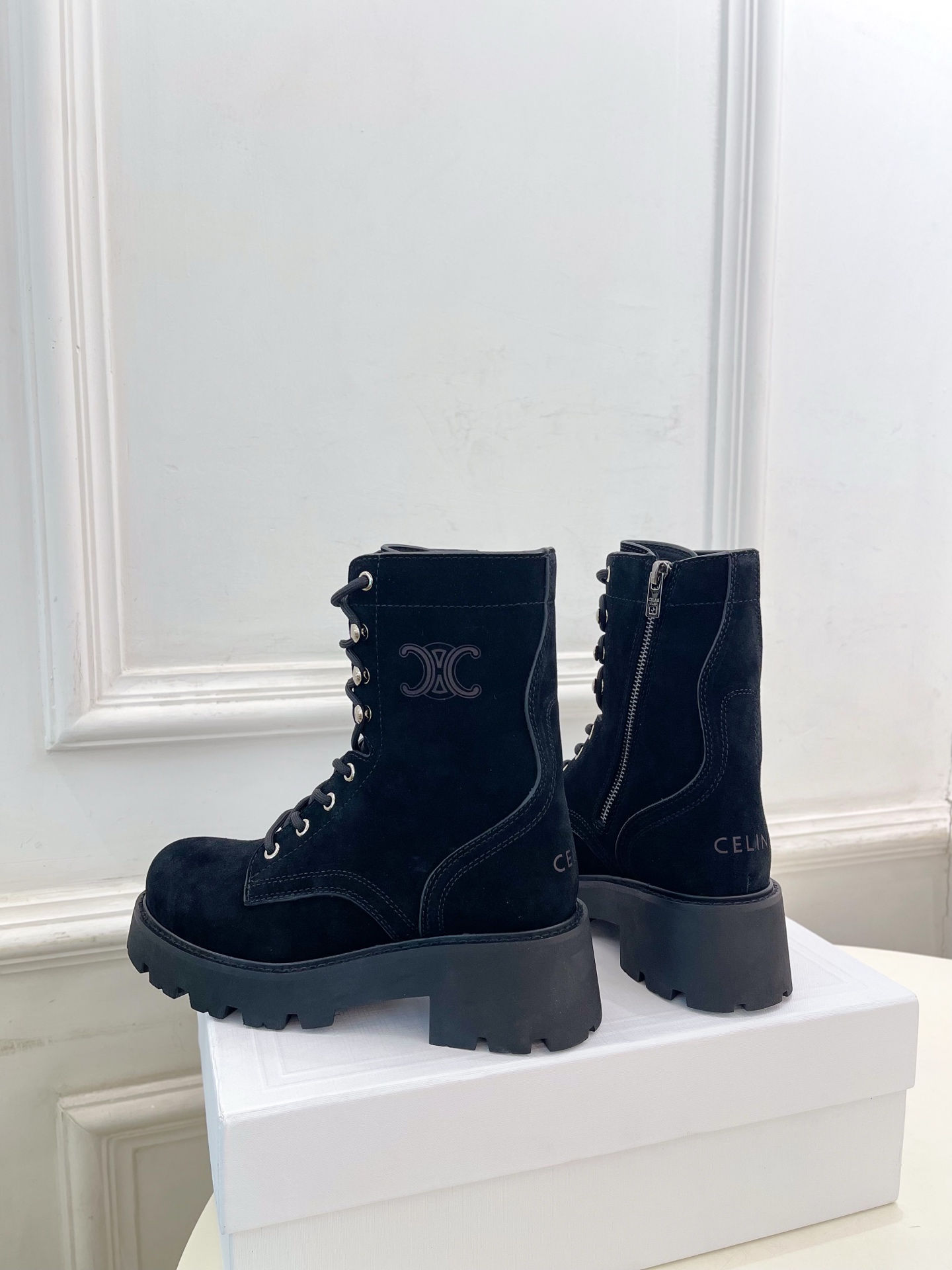 CELINE  | 赛琳  25𝐬𝐬

💛2025 秋冬最新秀款 凯旋门厚底系带马丁靴🆕

🔜 BS这一