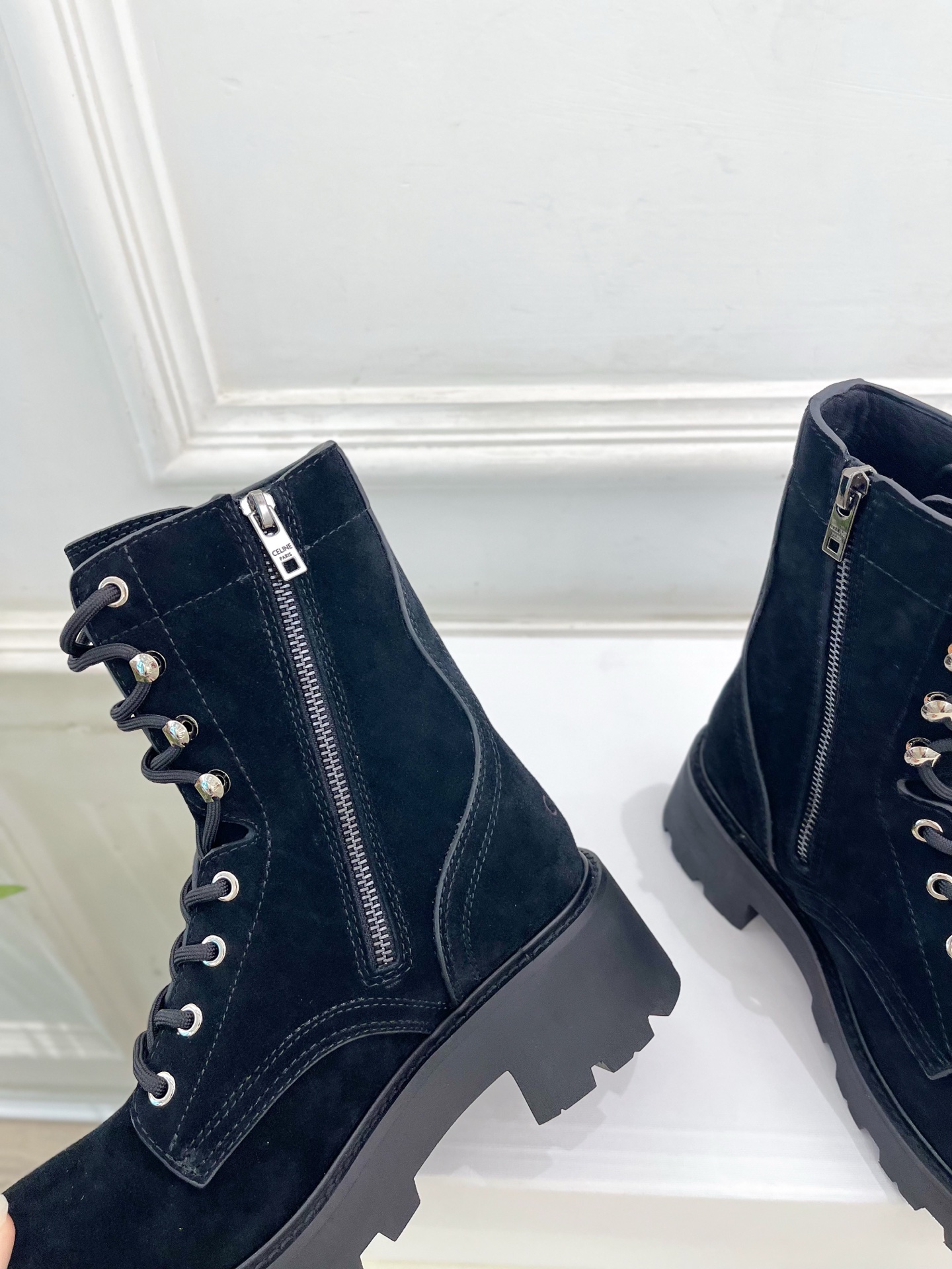 CELINE  | 赛琳  25𝐬𝐬

💛2025 秋冬最新秀款 凯旋门厚底系带马丁靴🆕

🔜 BS这一