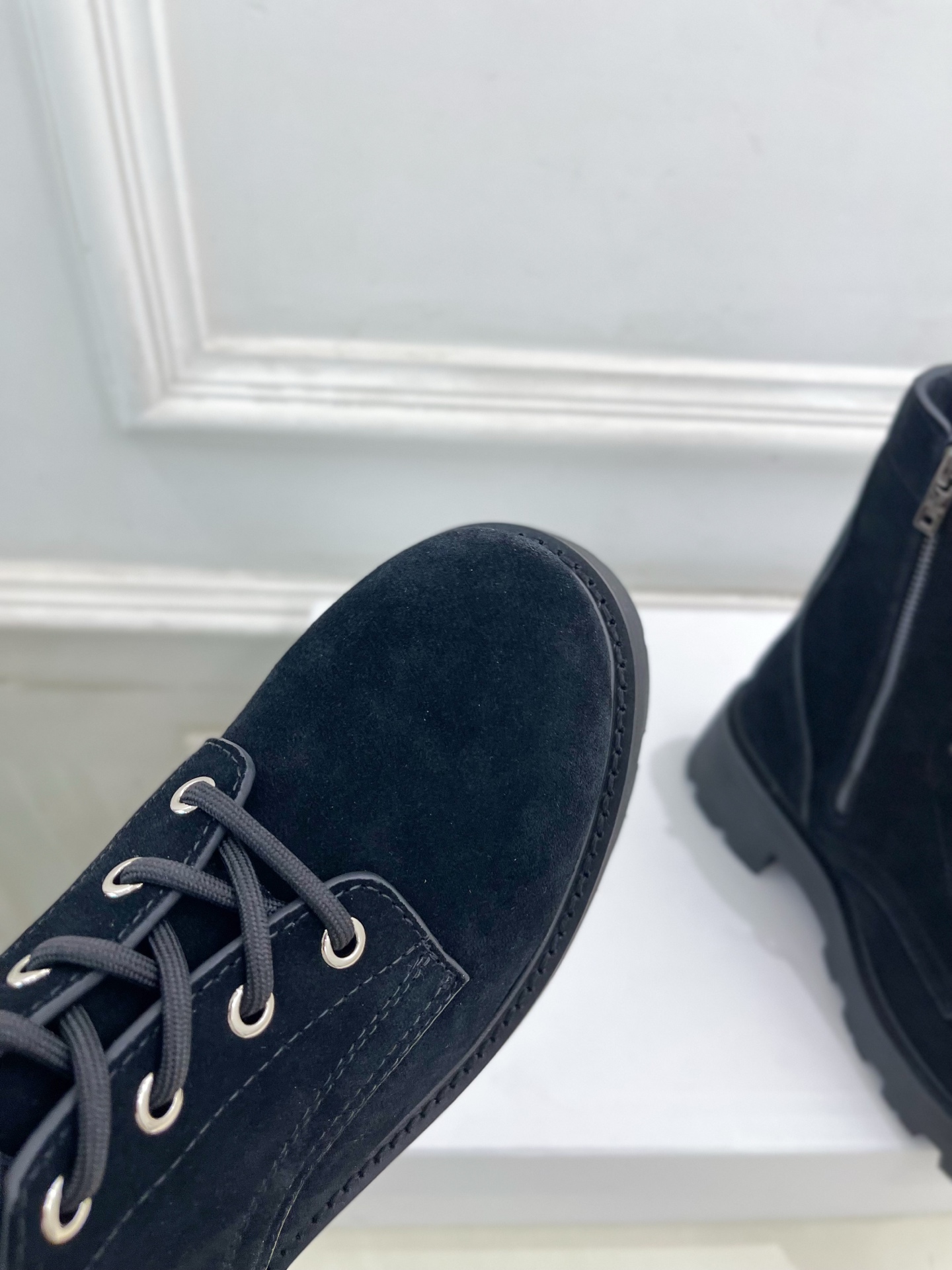 CELINE  | 赛琳  25𝐬𝐬

💛2025 秋冬最新秀款 凯旋门厚底系带马丁靴🆕

🔜 BS这一