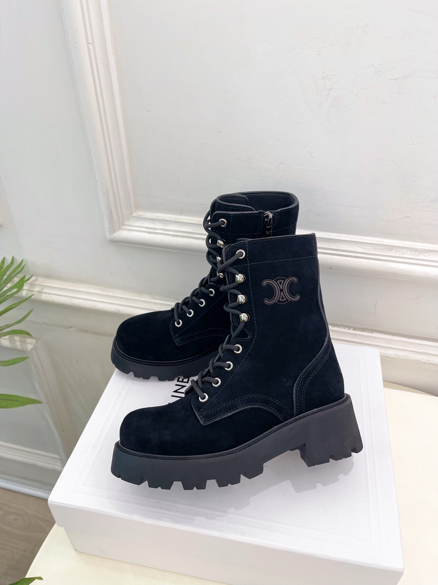 CELINE  | 赛琳  25𝐬𝐬

💛2025 秋冬最新秀款 凯旋门厚底系带马丁靴🆕

🔜 BS这一