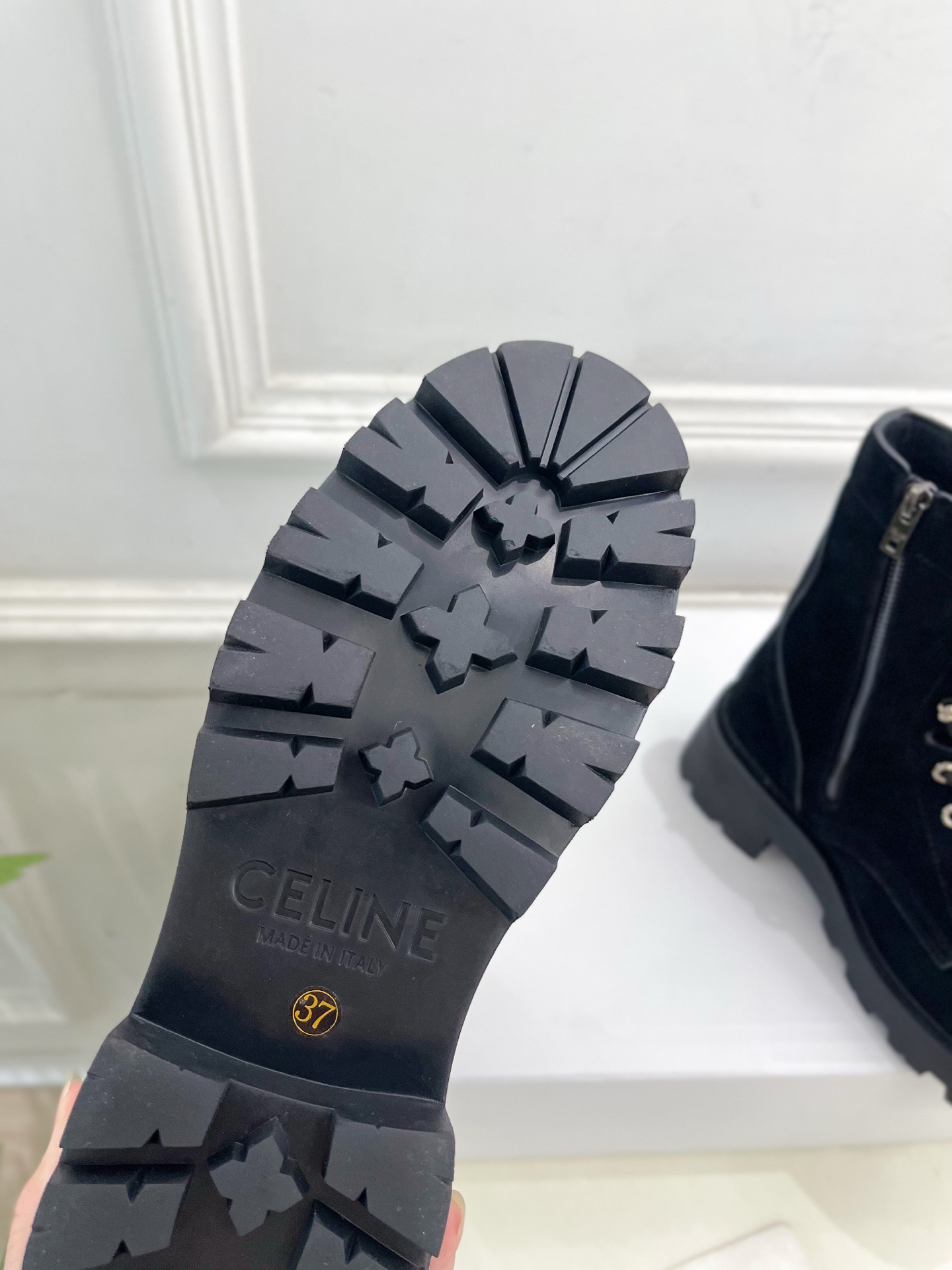 CELINE  | 赛琳  25𝐬𝐬

💛2025 秋冬最新秀款 凯旋门厚底系带马丁靴🆕

🔜 BS这一