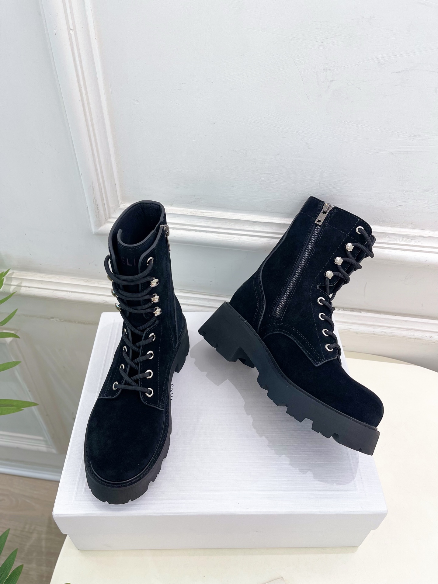 CELINE  | 赛琳  25𝐬𝐬

💛2025 秋冬最新秀款 凯旋门厚底系带马丁靴🆕

🔜 BS这一