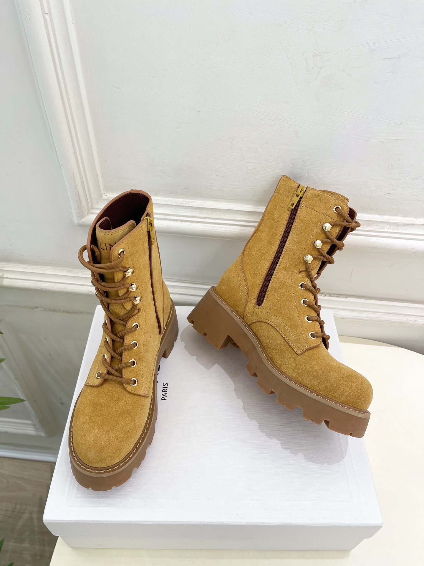 CELINE  | 赛琳  25𝐬𝐬

💛2025 秋冬最新秀款 凯旋门厚底系带马丁靴🆕

🔜 BS这一