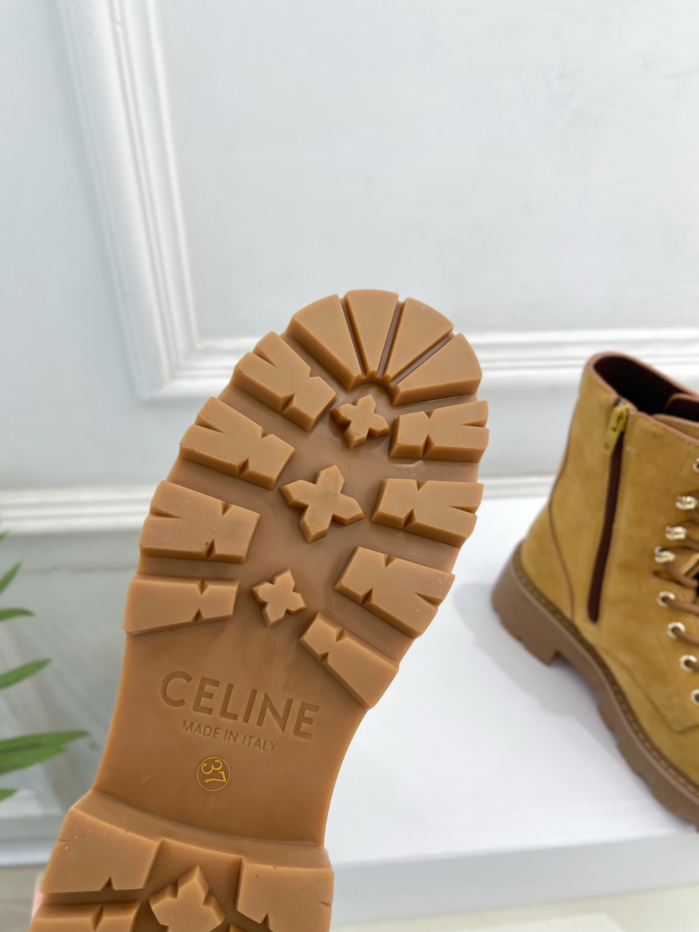 CELINE  | 赛琳  25𝐬𝐬

💛2025 秋冬最新秀款 凯旋门厚底系带马丁靴🆕

🔜 BS这一