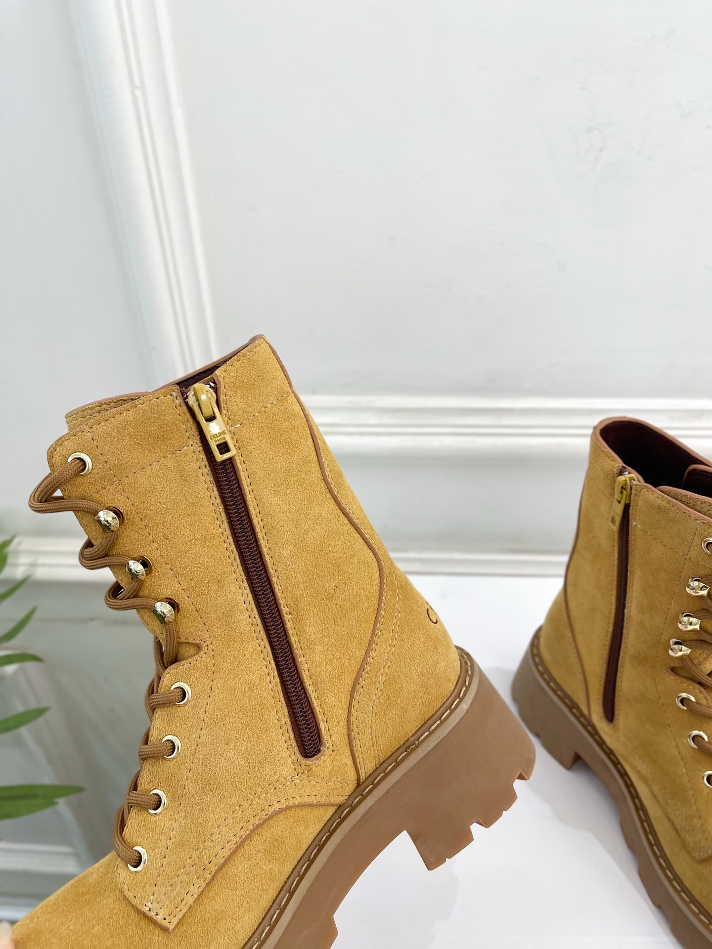 CELINE  | 赛琳  25𝐬𝐬

💛2025 秋冬最新秀款 凯旋门厚底系带马丁靴🆕

🔜 BS这一