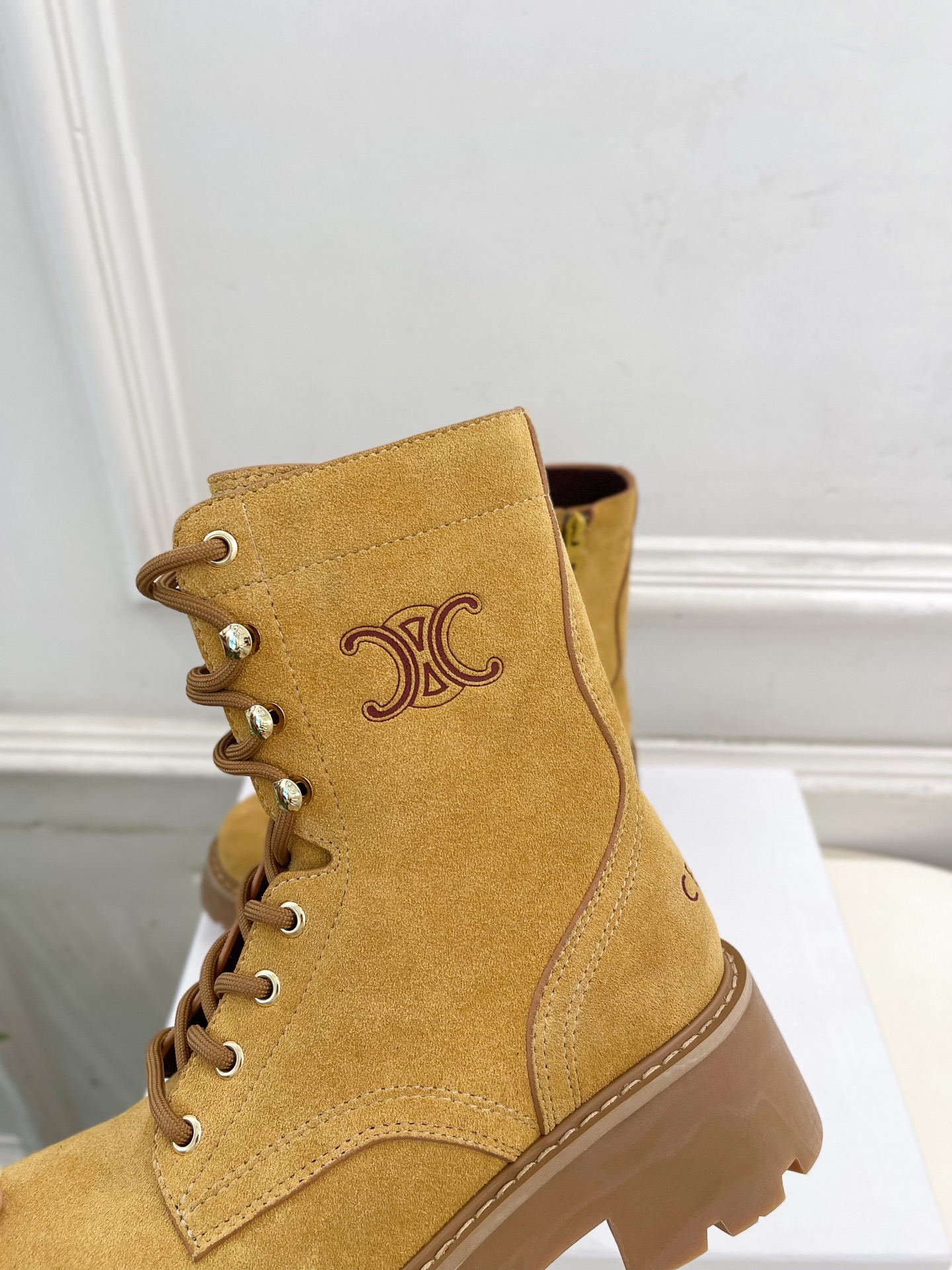 CELINE  | 赛琳  25𝐬𝐬

💛2025 秋冬最新秀款 凯旋门厚底系带马丁靴🆕

🔜 BS这一