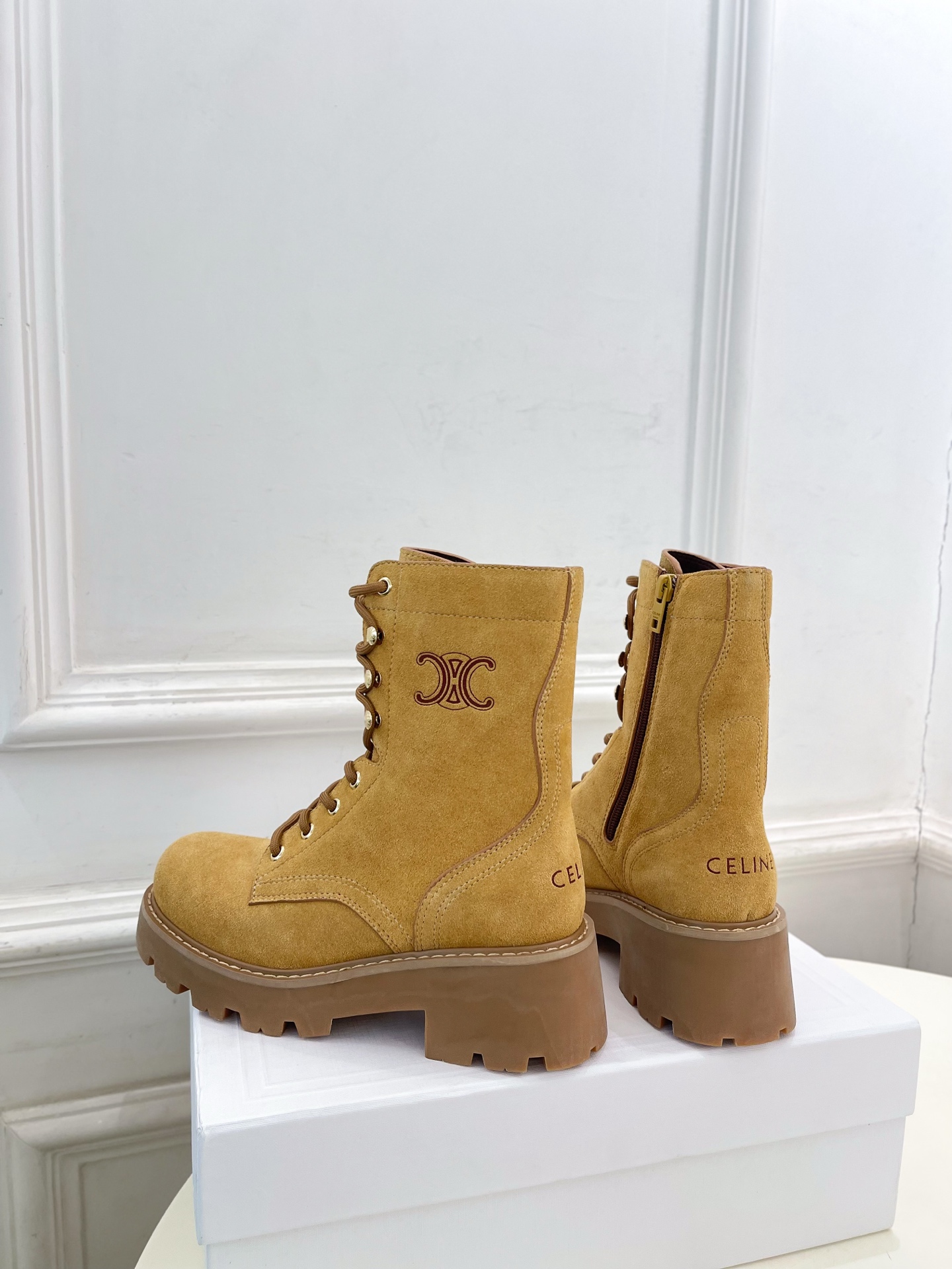 CELINE  | 赛琳  25𝐬𝐬

💛2025 秋冬最新秀款 凯旋门厚底系带马丁靴🆕

🔜 BS这一