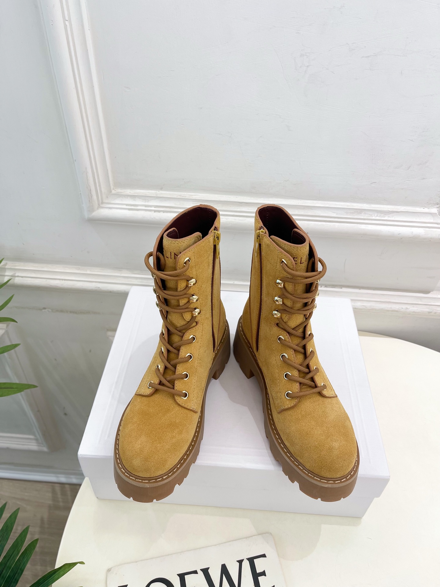 CELINE  | 赛琳  25𝐬𝐬

💛2025 秋冬最新秀款 凯旋门厚底系带马丁靴🆕

🔜 BS这一