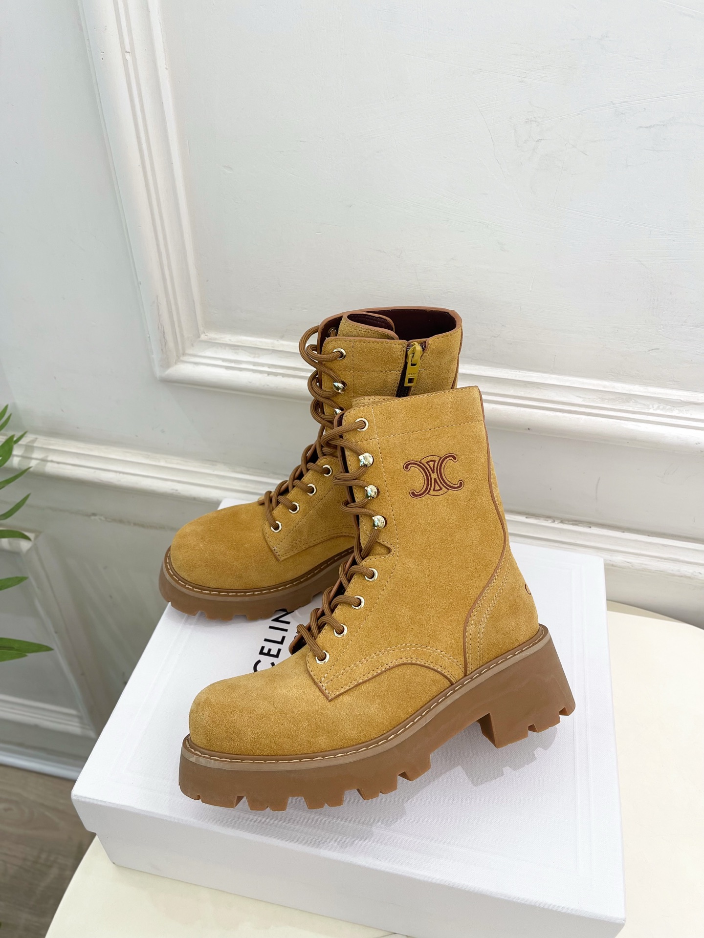 CELINE  | 赛琳  25𝐬𝐬

💛2025 秋冬最新秀款 凯旋门厚底系带马丁靴🆕

🔜 BS这一