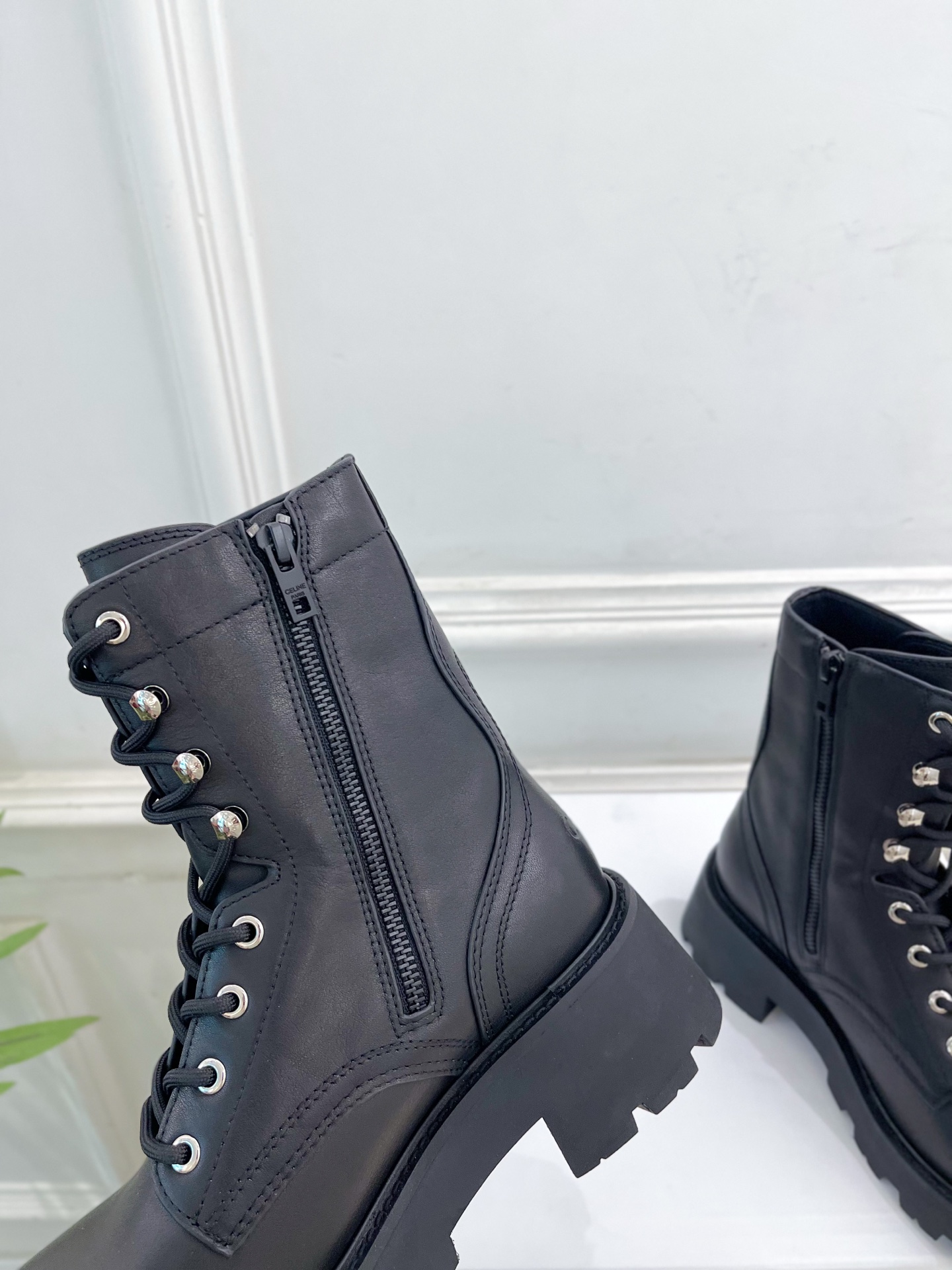 CELINE  | 赛琳  25𝐬𝐬

💛2025 秋冬最新秀款 凯旋门厚底系带马丁靴🆕

🔜 BS这一