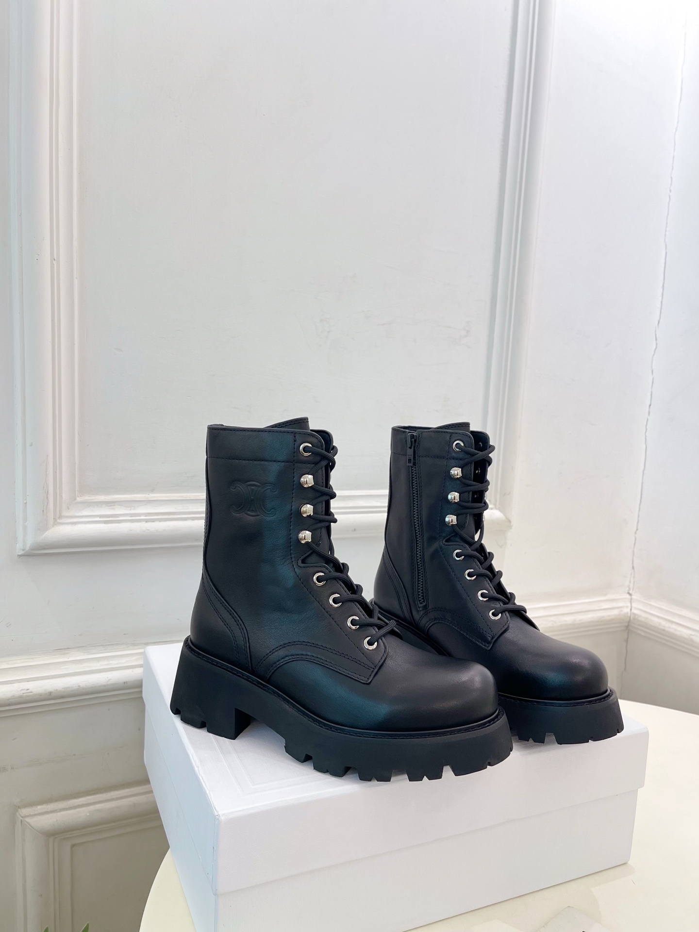 CELINE  | 赛琳  25𝐬𝐬

💛2025 秋冬最新秀款 凯旋门厚底系带马丁靴🆕

🔜 BS这一
