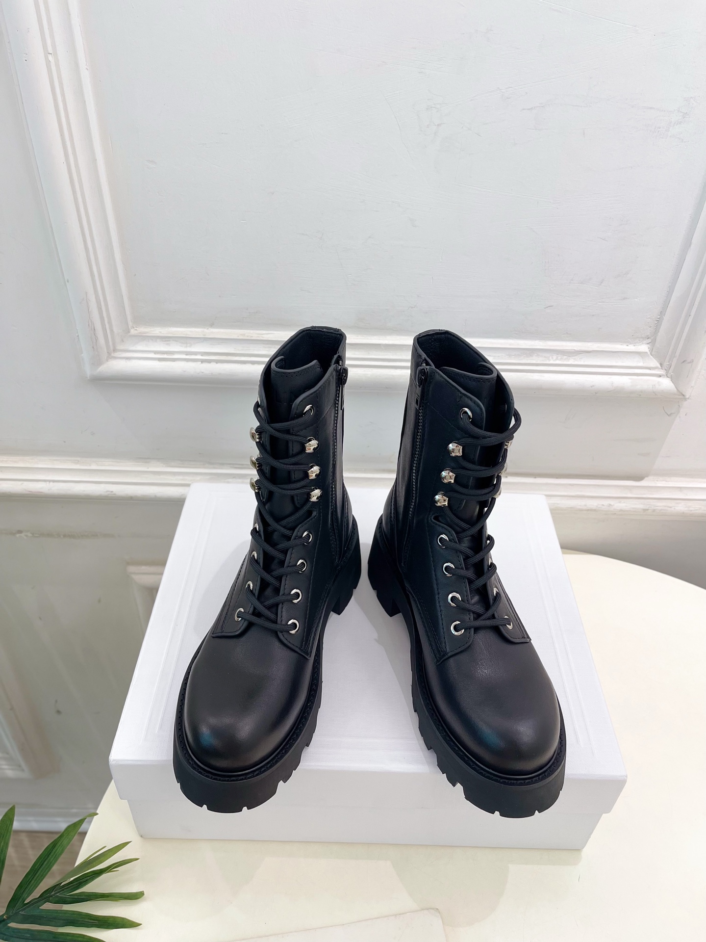CELINE  | 赛琳  25𝐬𝐬

💛2025 秋冬最新秀款 凯旋门厚底系带马丁靴🆕

🔜 BS这一