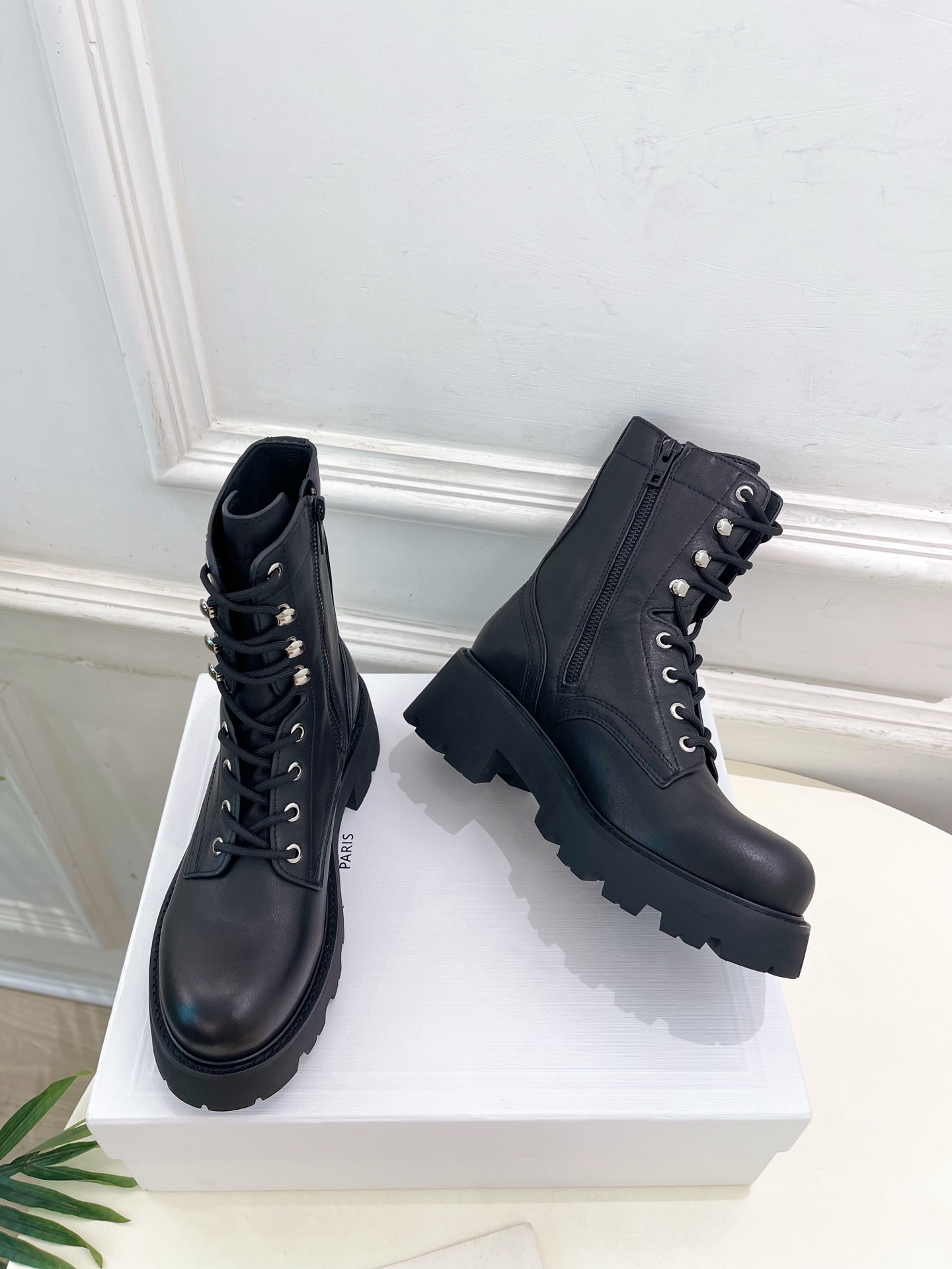 CELINE  | 赛琳  25𝐬𝐬

💛2025 秋冬最新秀款 凯旋门厚底系带马丁靴🆕

🔜 BS这一