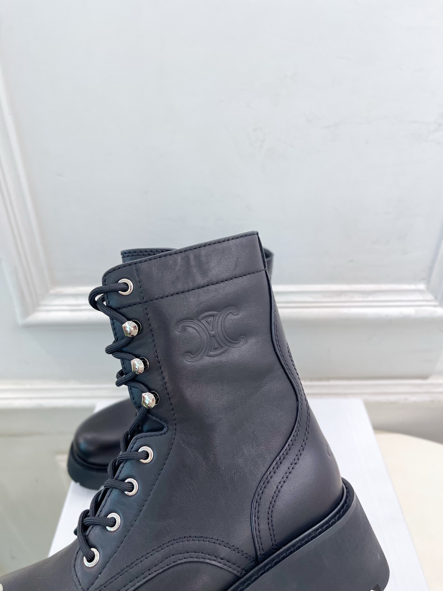 CELINE  | 赛琳  25𝐬𝐬

💛2025 秋冬最新秀款 凯旋门厚底系带马丁靴🆕

🔜 BS这一
