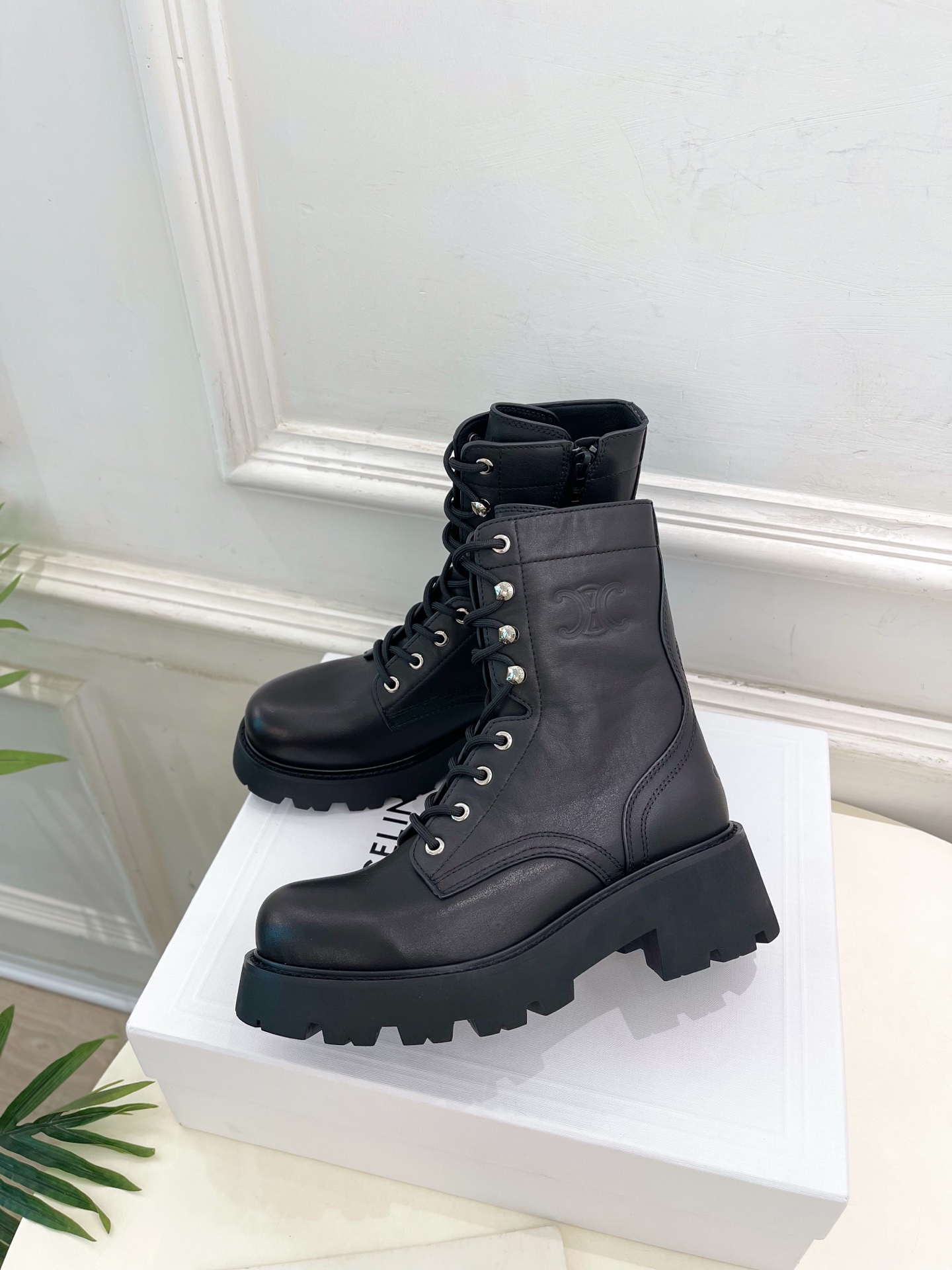 CELINE  | 赛琳  25𝐬𝐬

💛2025 秋冬最新秀款 凯旋门厚底系带马丁靴🆕

🔜 BS这一