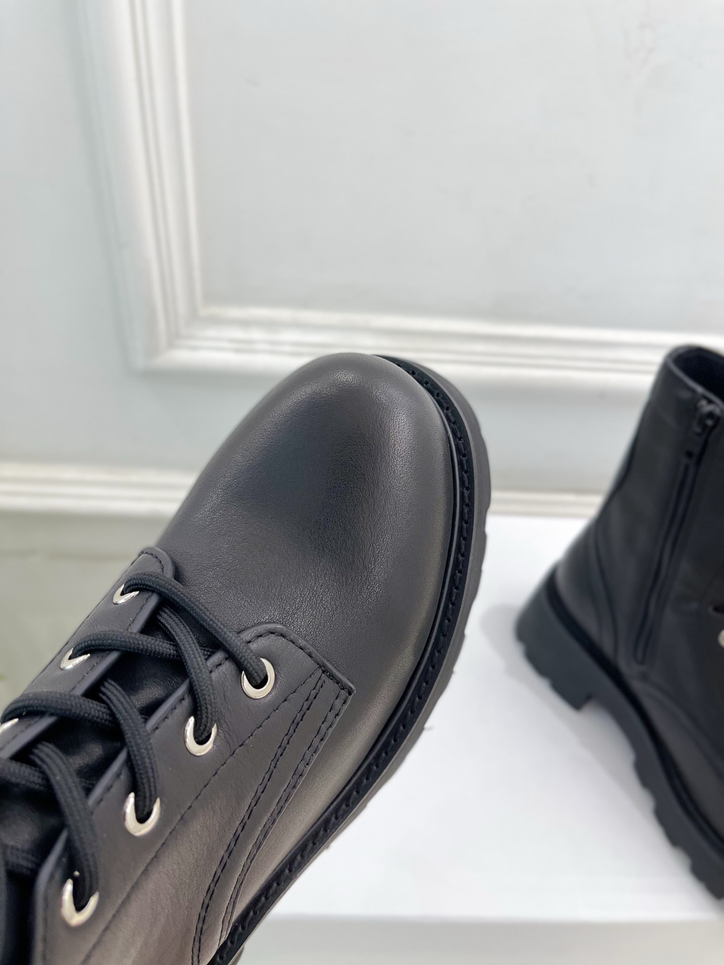 CELINE  | 赛琳  25𝐬𝐬

💛2025 秋冬最新秀款 凯旋门厚底系带马丁靴🆕

🔜 BS这一