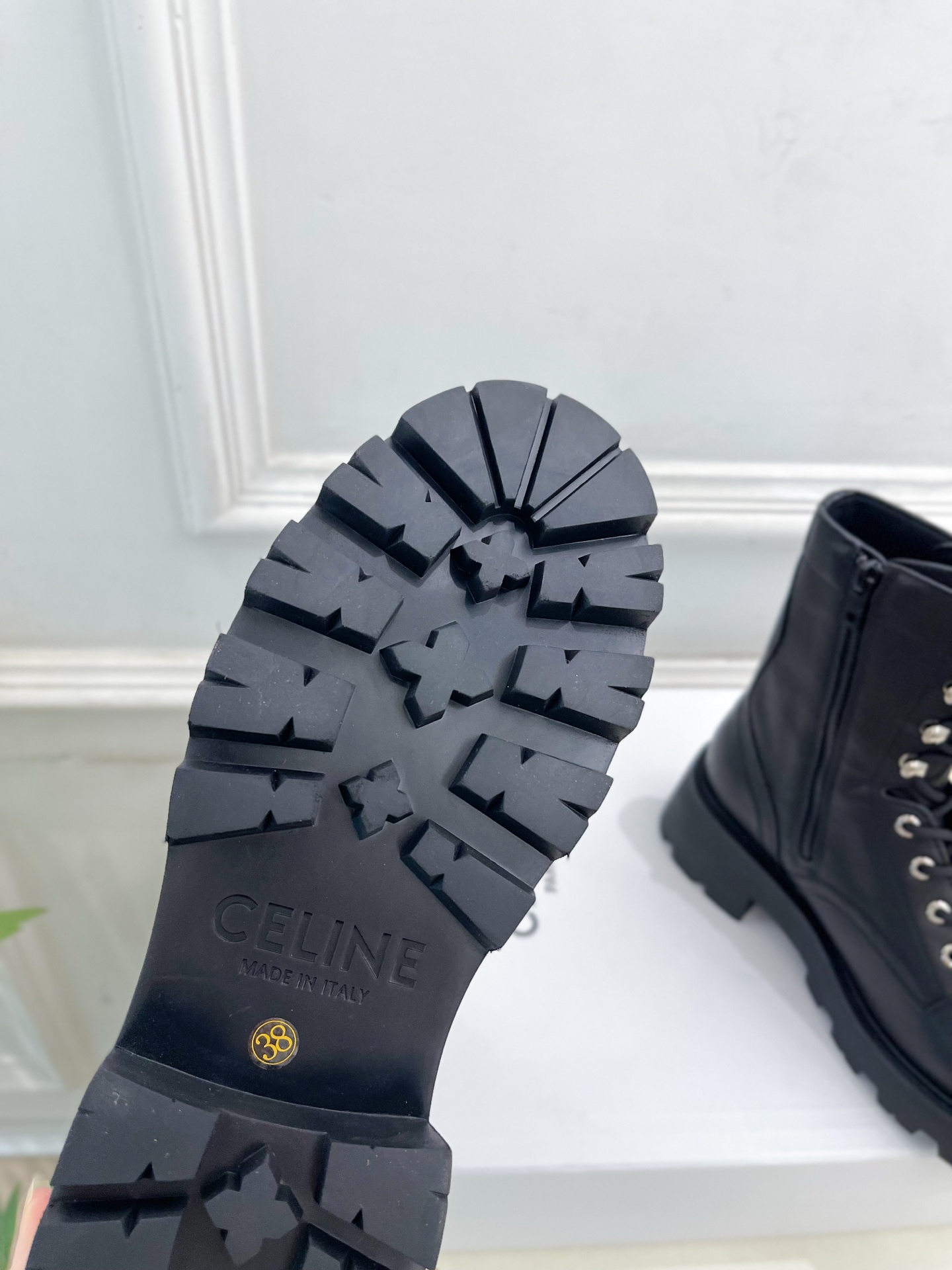 CELINE  | 赛琳  25𝐬𝐬

💛2025 秋冬最新秀款 凯旋门厚底系带马丁靴🆕

🔜 BS这一