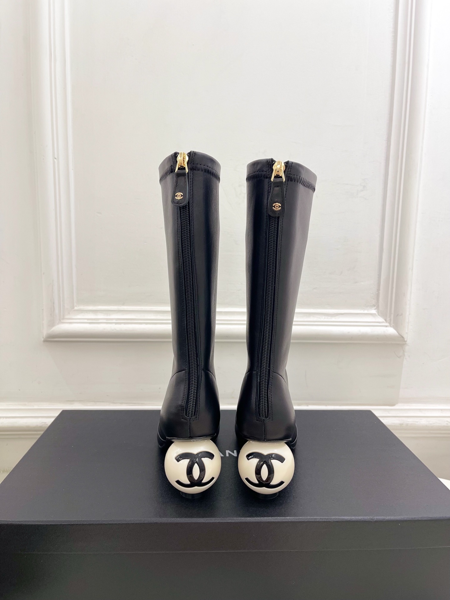 𝐂𝐇𝐀𝐍𝐄𝐋  | 小香  25𝐬𝐬 

🦋2025 秋冬秀场新品 小香双C巨型珍珠跟弹力靴系列上新〰
