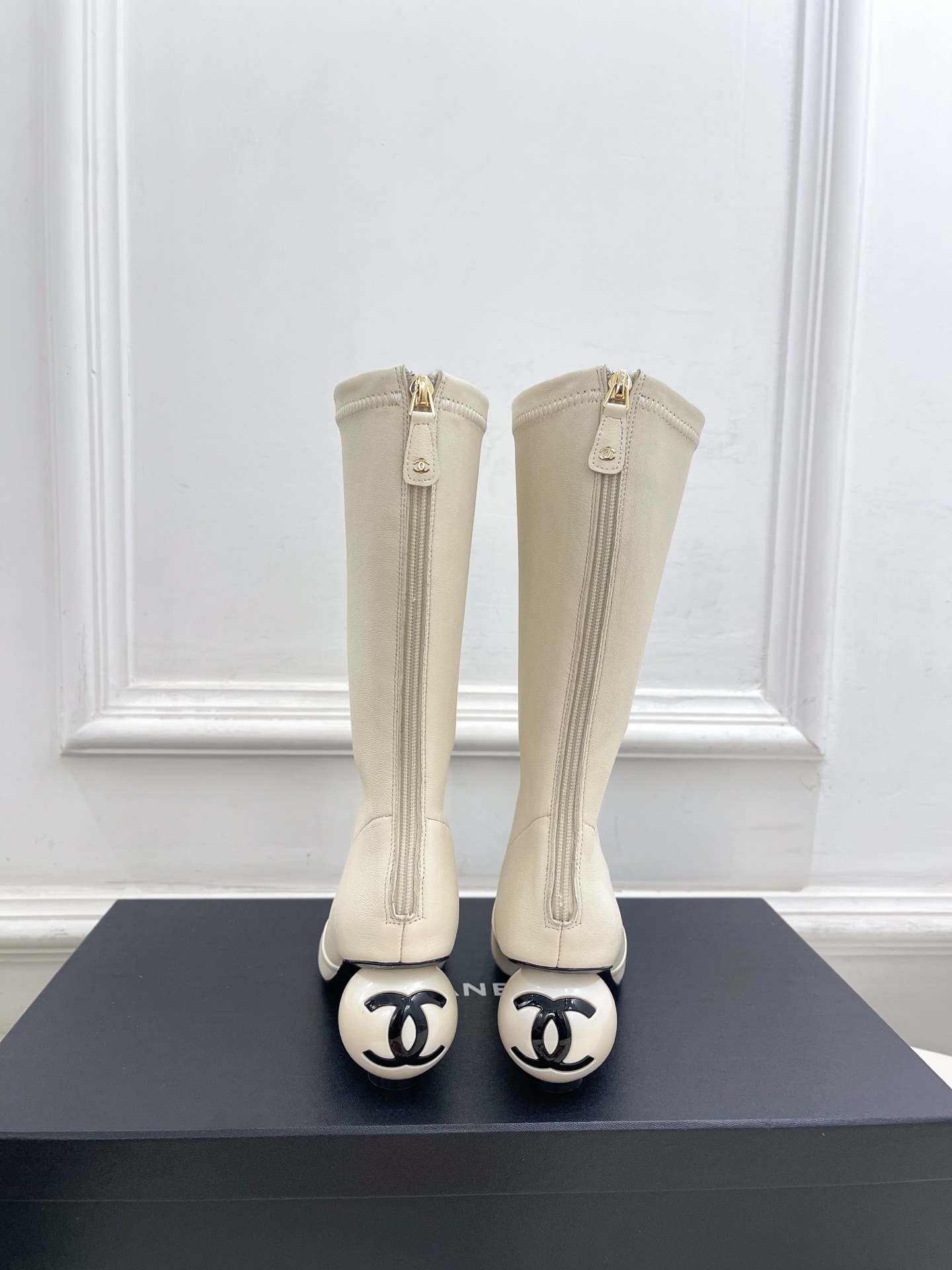 𝐂𝐇𝐀𝐍𝐄𝐋  | 小香  25𝐬𝐬 

🦋2025 秋冬秀场新品 小香双C巨型珍珠跟弹力靴系列上新〰
