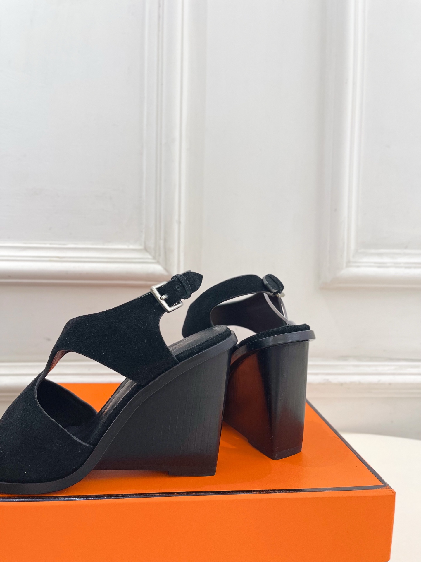 🐎𝐇𝐄𝐑𝐌𝐄* 爱玛仕 25𝐬𝐬 

🌈2025春夏新品 专柜新款 几何图形坡跟凉鞋系列〰

◽鞋面：原