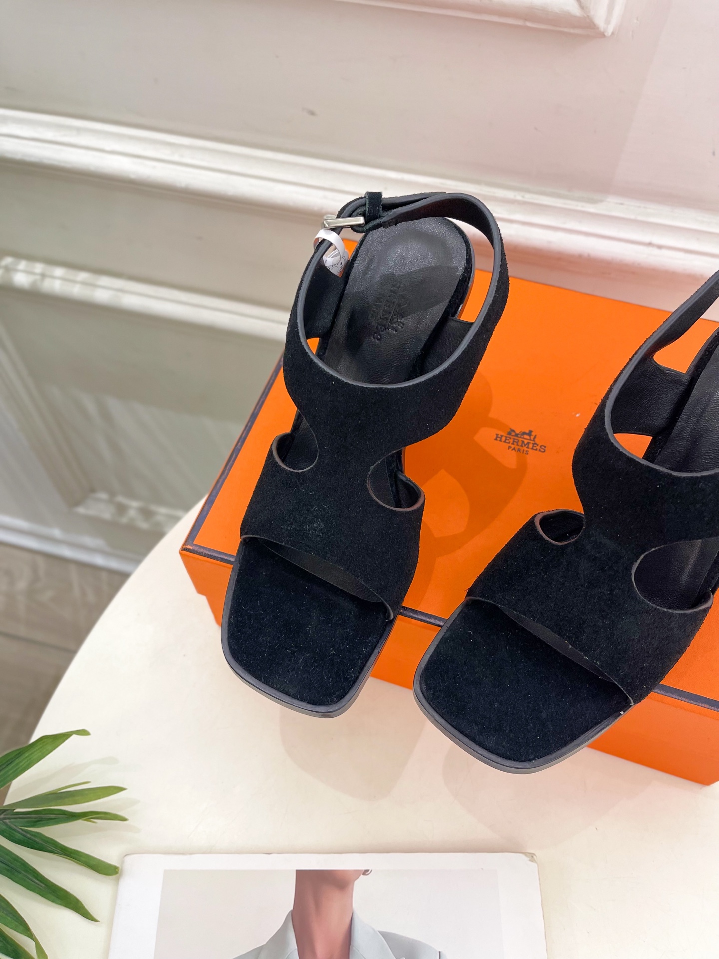 🐎𝐇𝐄𝐑𝐌𝐄* 爱玛仕 25𝐬𝐬 

🌈2025春夏新品 专柜新款 几何图形坡跟凉鞋系列〰

◽鞋面：原