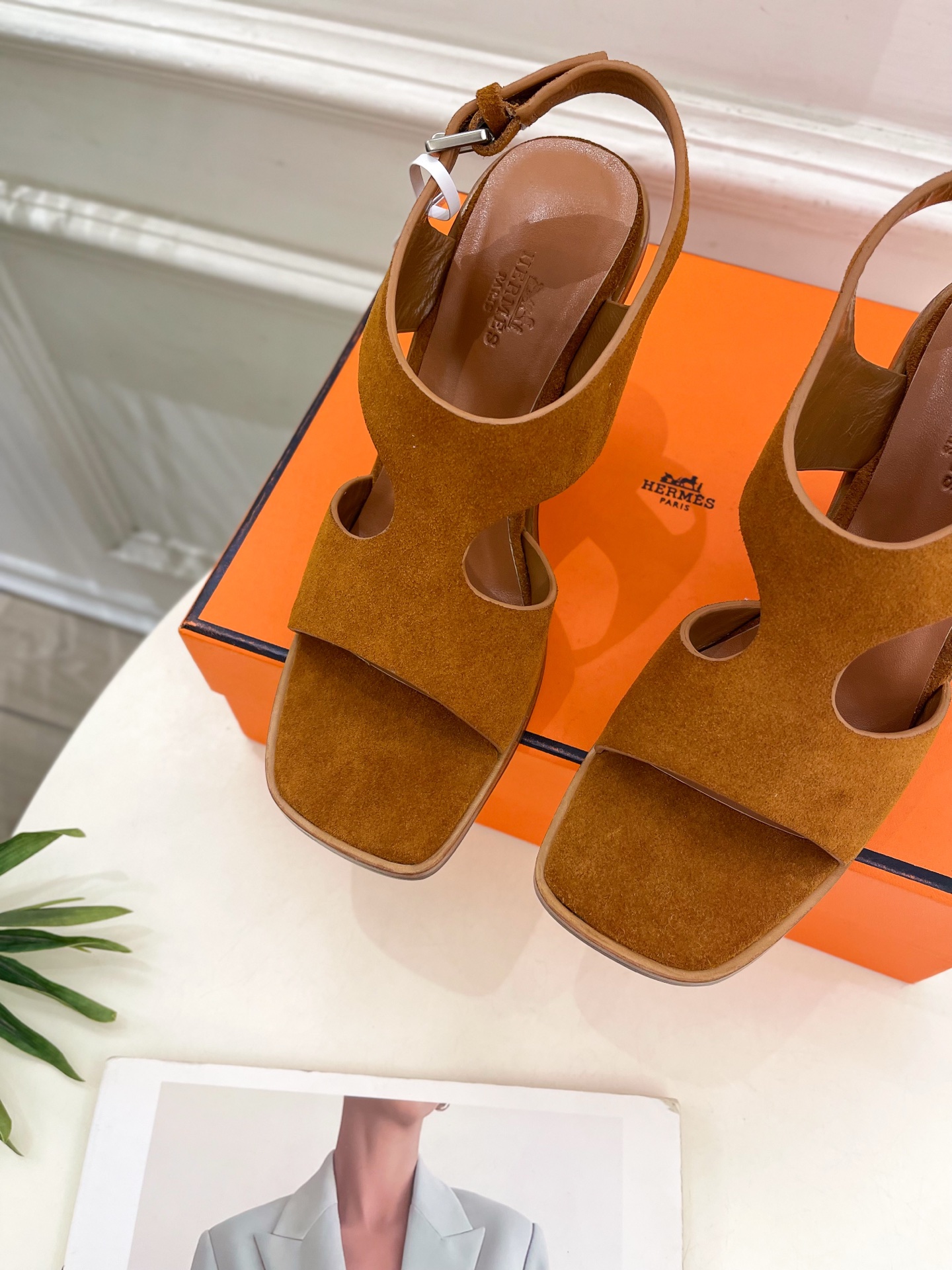 🐎𝐇𝐄𝐑𝐌𝐄* 爱玛仕 25𝐬𝐬 

🌈2025春夏新品 专柜新款 几何图形坡跟凉鞋系列〰

◽鞋面：原