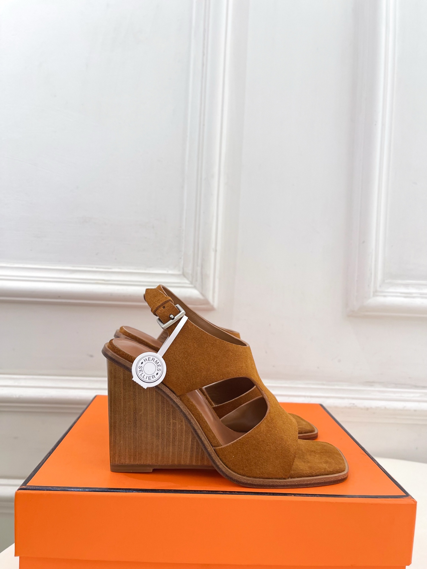 🐎𝐇𝐄𝐑𝐌𝐄* 爱玛仕 25𝐬𝐬 

🌈2025春夏新品 专柜新款 几何图形坡跟凉鞋系列〰

◽鞋面：原