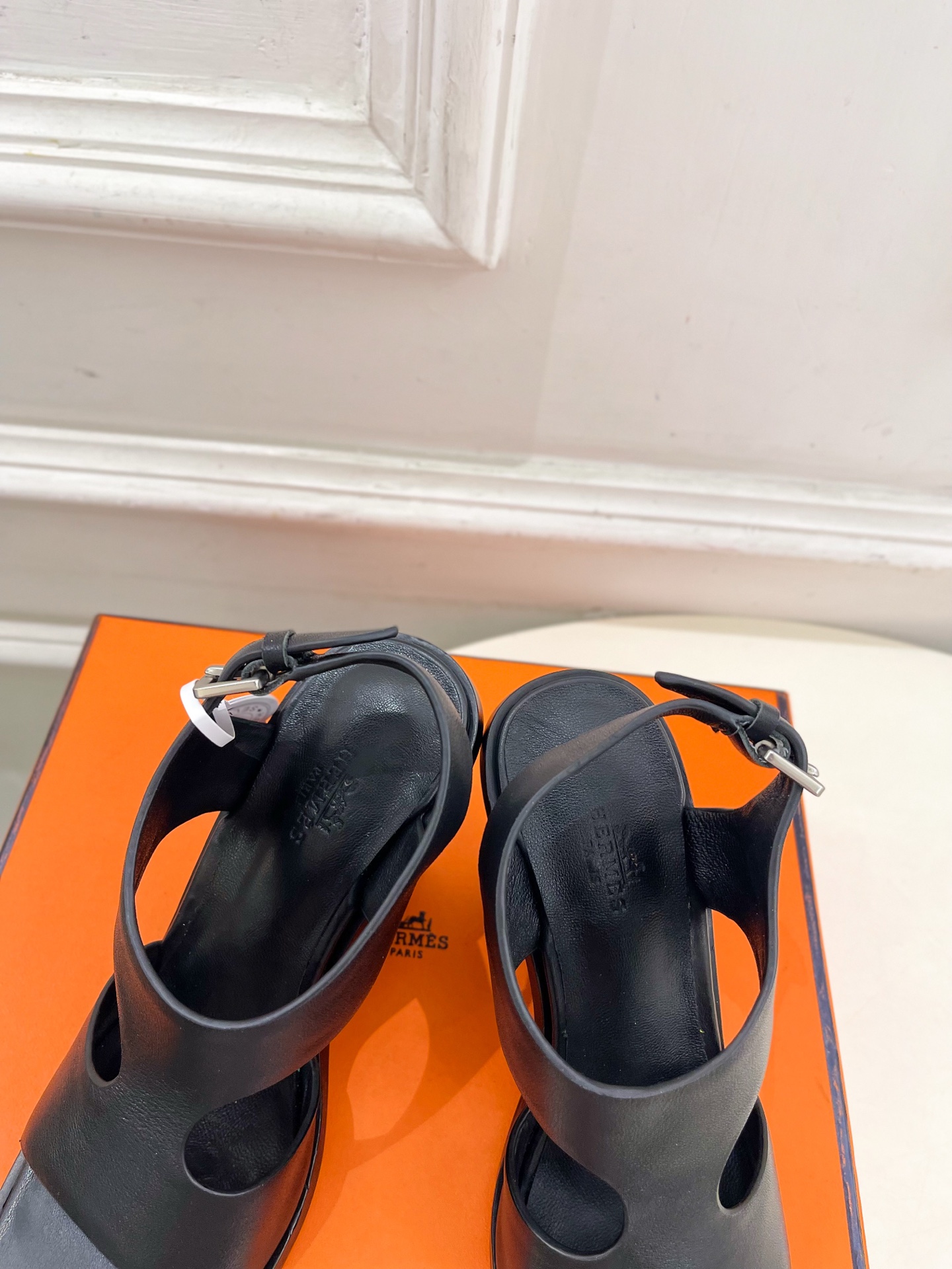 🐎𝐇𝐄𝐑𝐌𝐄* 爱玛仕 25𝐬𝐬 

🌈2025春夏新品 专柜新款 几何图形坡跟凉鞋系列〰

◽鞋面：原