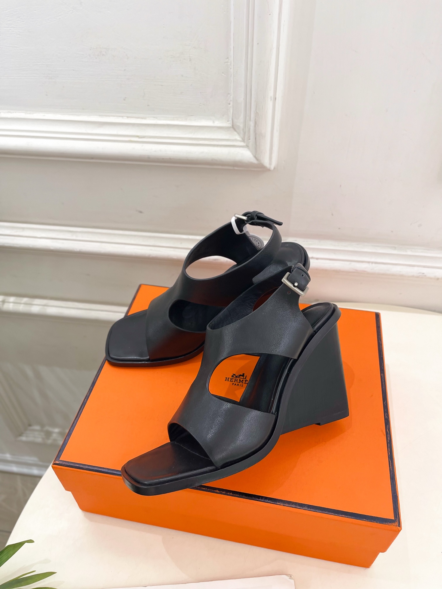 🐎𝐇𝐄𝐑𝐌𝐄* 爱玛仕 25𝐬𝐬 

🌈2025春夏新品 专柜新款 几何图形坡跟凉鞋系列〰

◽鞋面：原