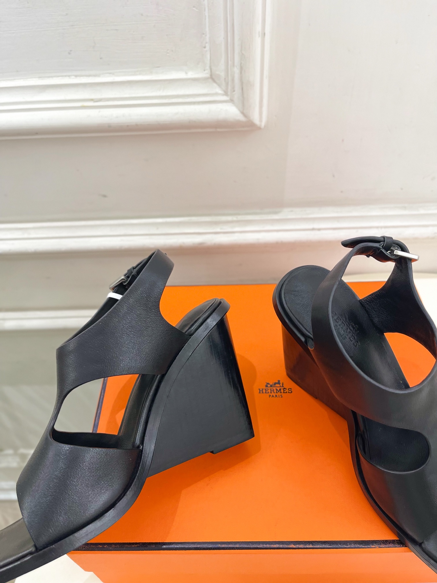 🐎𝐇𝐄𝐑𝐌𝐄* 爱玛仕 25𝐬𝐬 

🌈2025春夏新品 专柜新款 几何图形坡跟凉鞋系列〰

◽鞋面：原