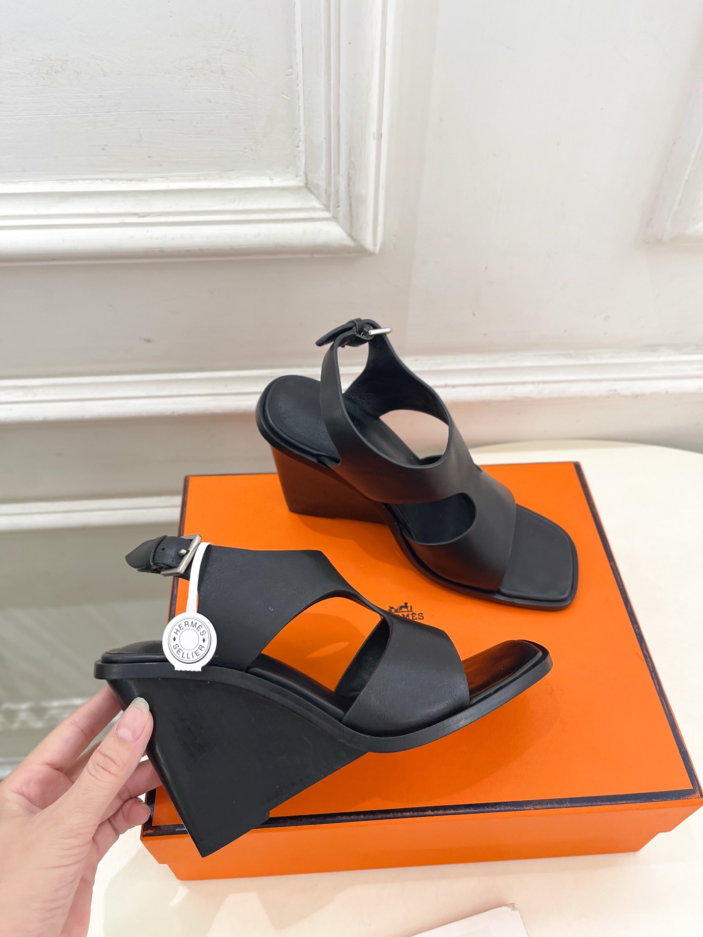 🐎𝐇𝐄𝐑𝐌𝐄* 爱玛仕 25𝐬𝐬 

🌈2025春夏新品 专柜新款 几何图形坡跟凉鞋系列〰

◽鞋面：原