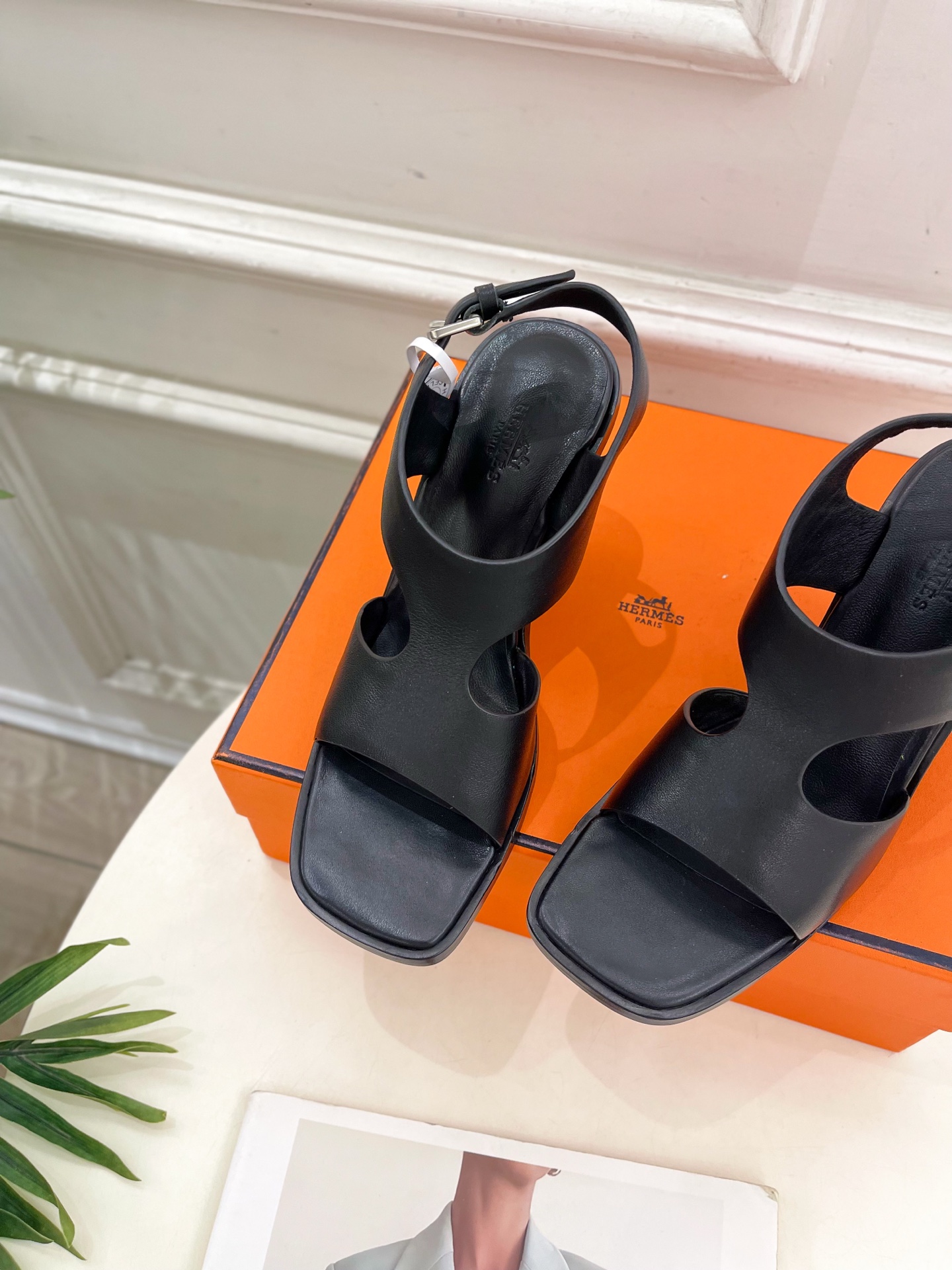 🐎𝐇𝐄𝐑𝐌𝐄* 爱玛仕 25𝐬𝐬 

🌈2025春夏新品 专柜新款 几何图形坡跟凉鞋系列〰

◽鞋面：原