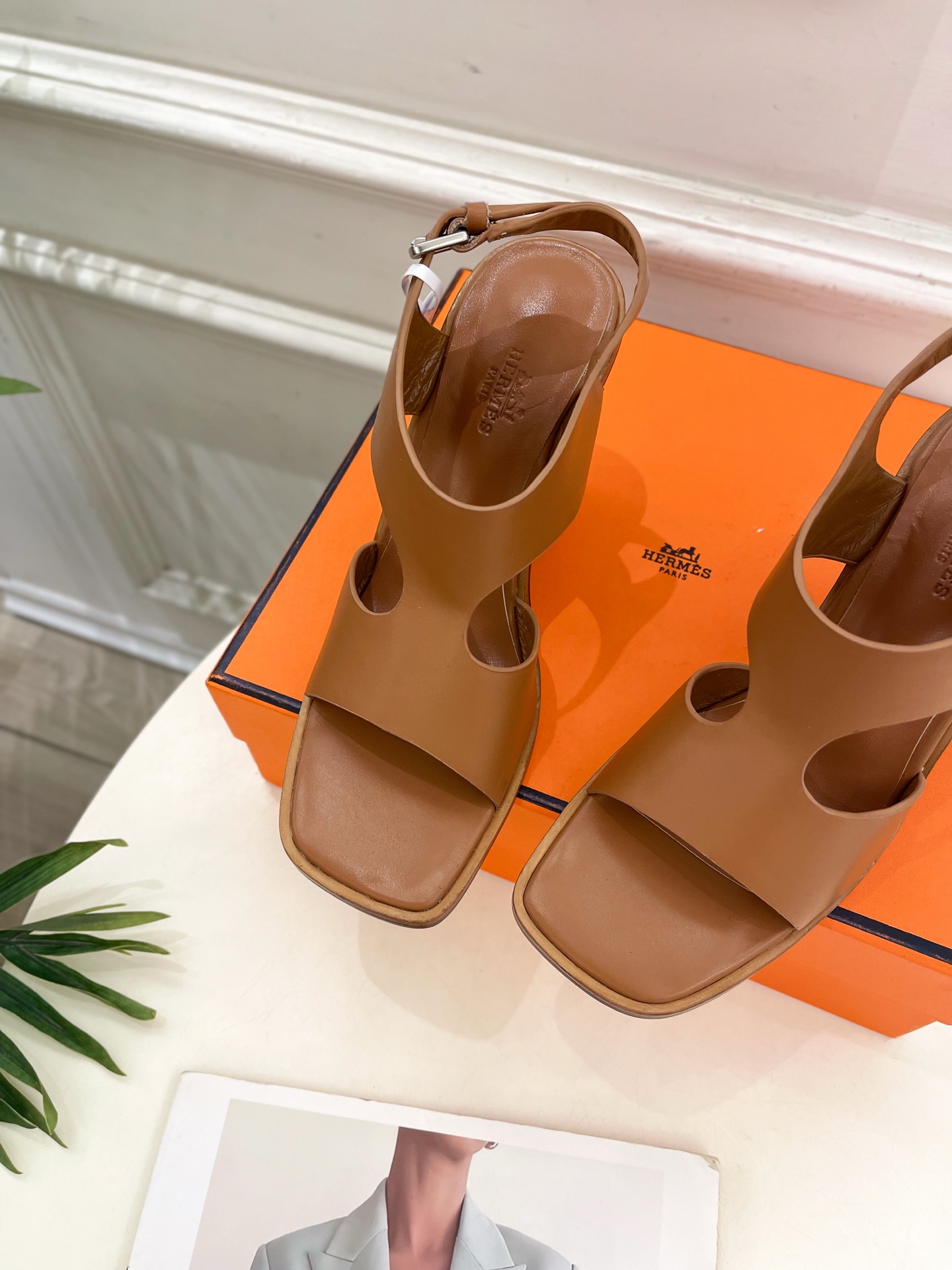 🐎𝐇𝐄𝐑𝐌𝐄* 爱玛仕 25𝐬𝐬 

🌈2025春夏新品 专柜新款 几何图形坡跟凉鞋系列〰

◽鞋面：原