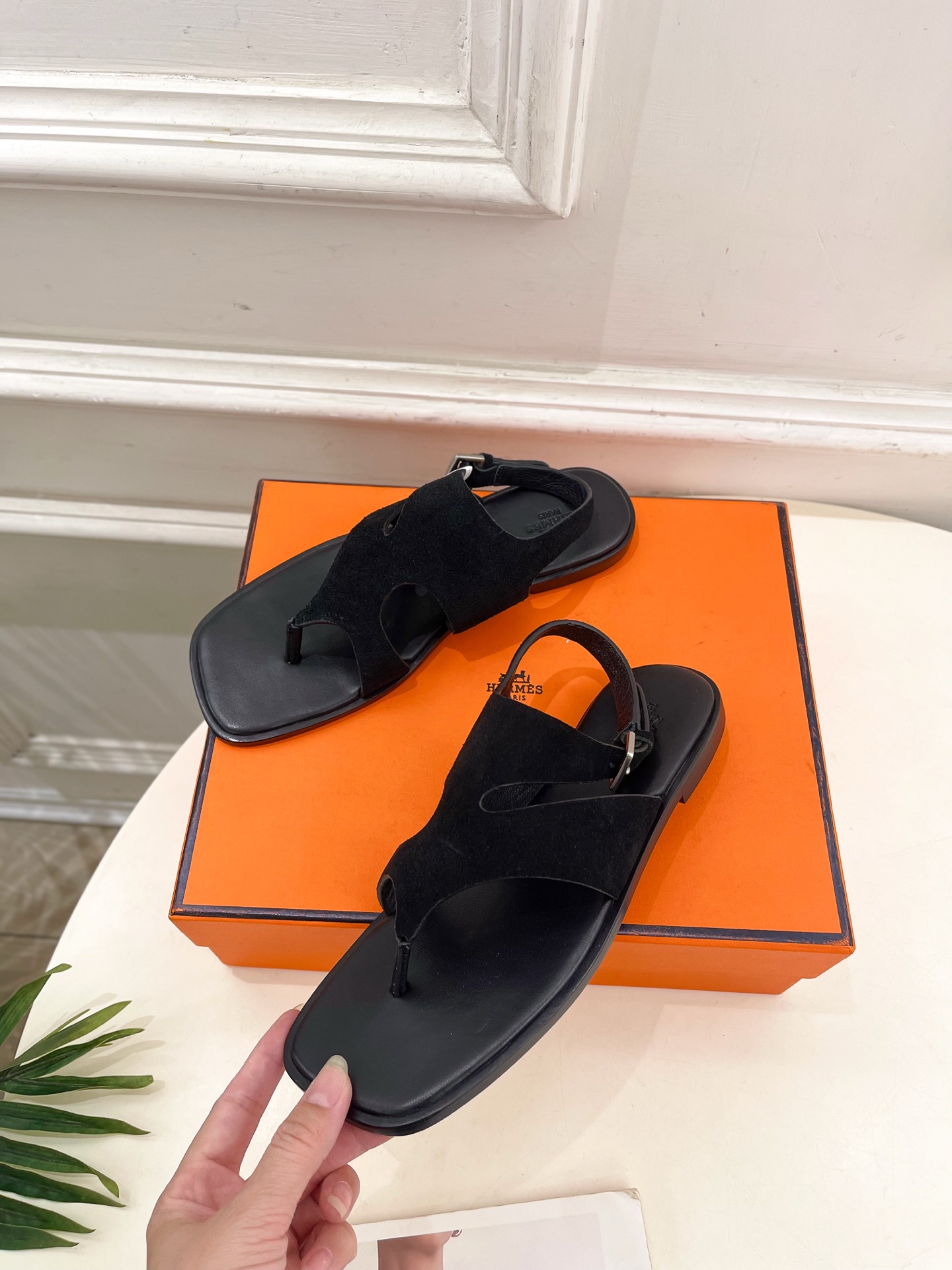 🐎𝐇𝐄𝐑𝐌𝐄* 爱玛仕 25𝐬𝐬 

🌈2025春夏新品 专柜新款Karen几何图形夹脚凉鞋 系列〰

