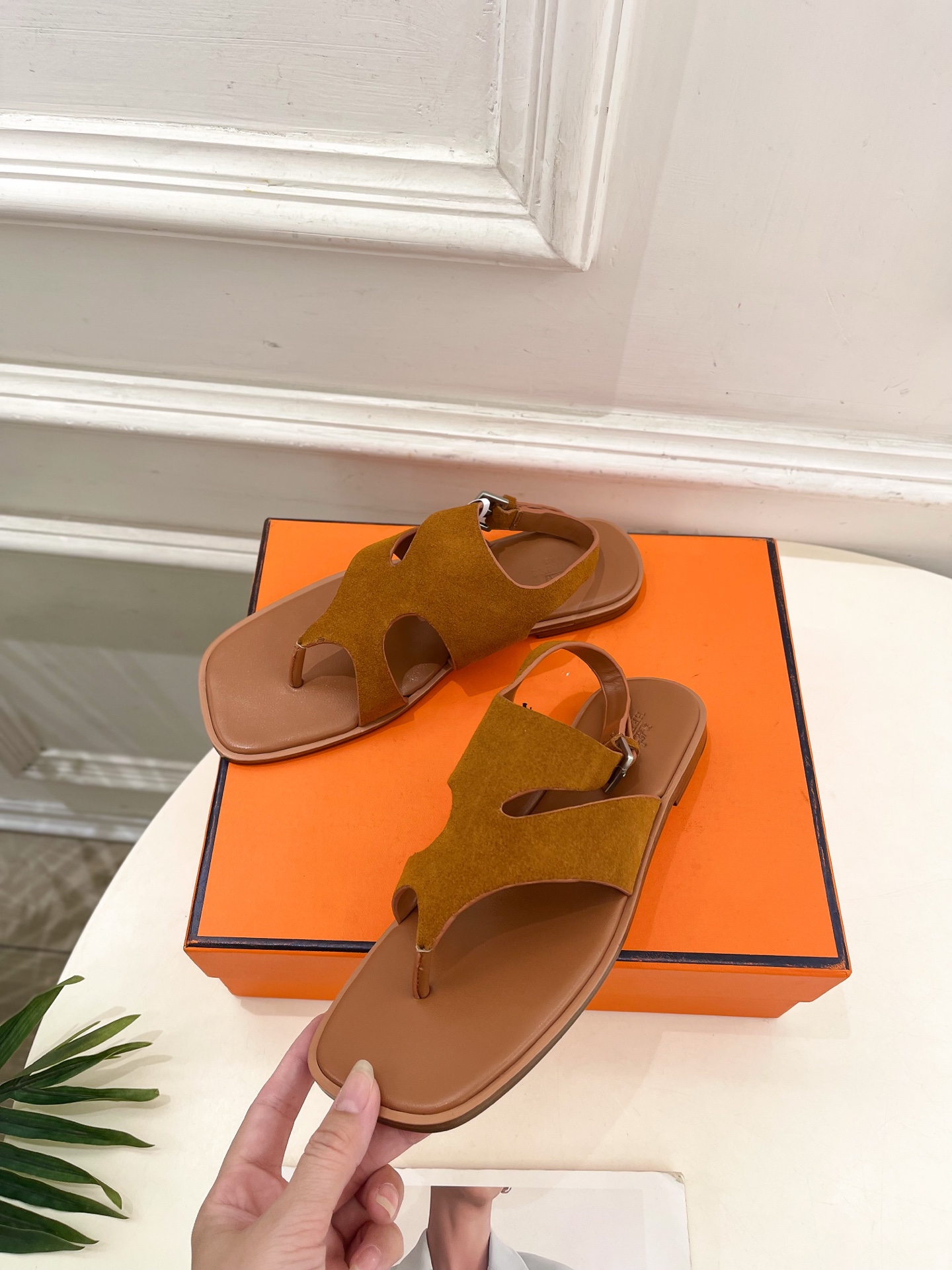 🐎𝐇𝐄𝐑𝐌𝐄* 爱玛仕 25𝐬𝐬 

🌈2025春夏新品 专柜新款Karen几何图形夹脚凉鞋 系列〰


