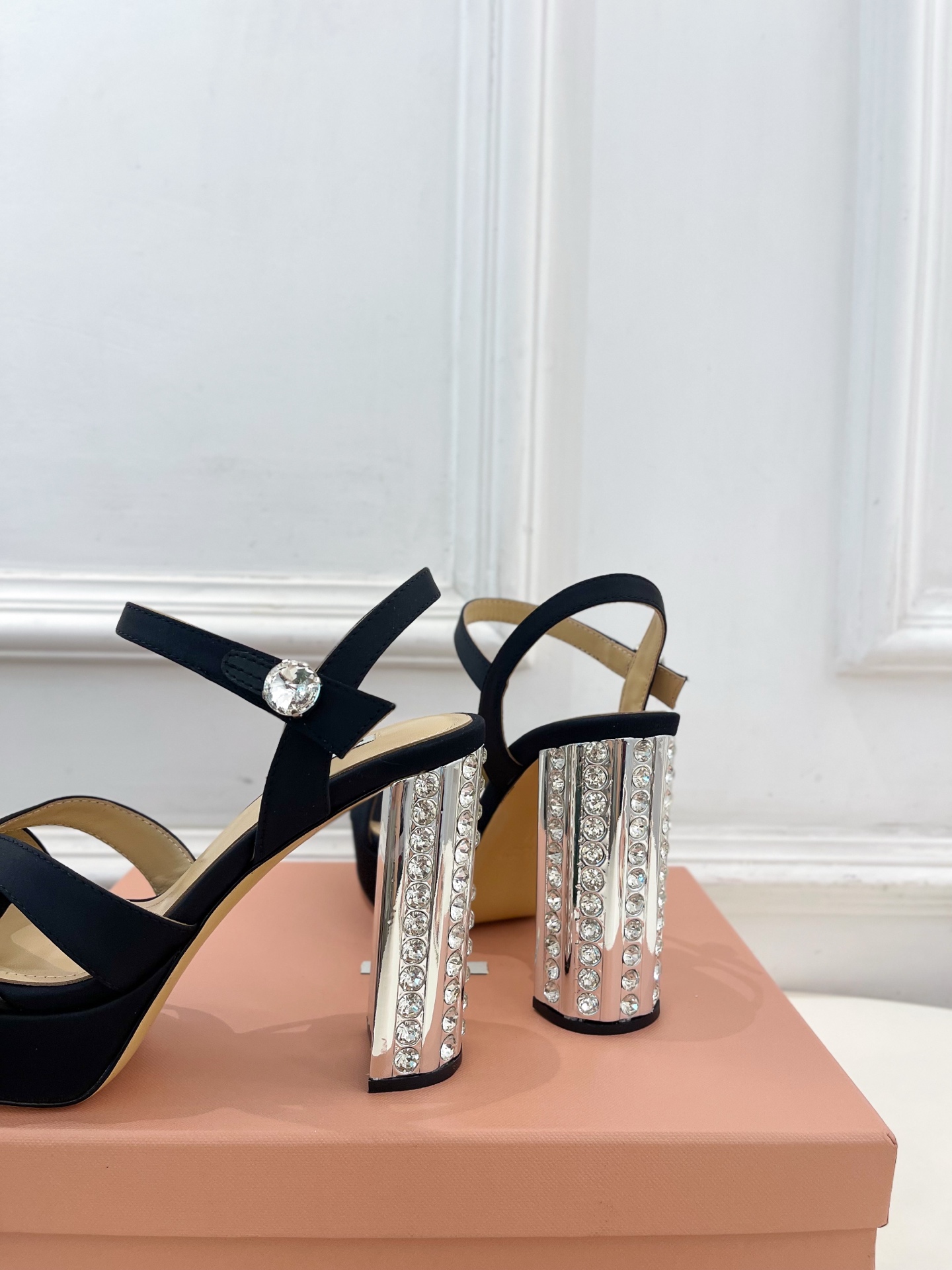 Miu Miu | 缪缪  25𝐬𝐬

🖤2025春夏新品   专柜主打最新走秀款 金属水钻跟防水台凉鞋