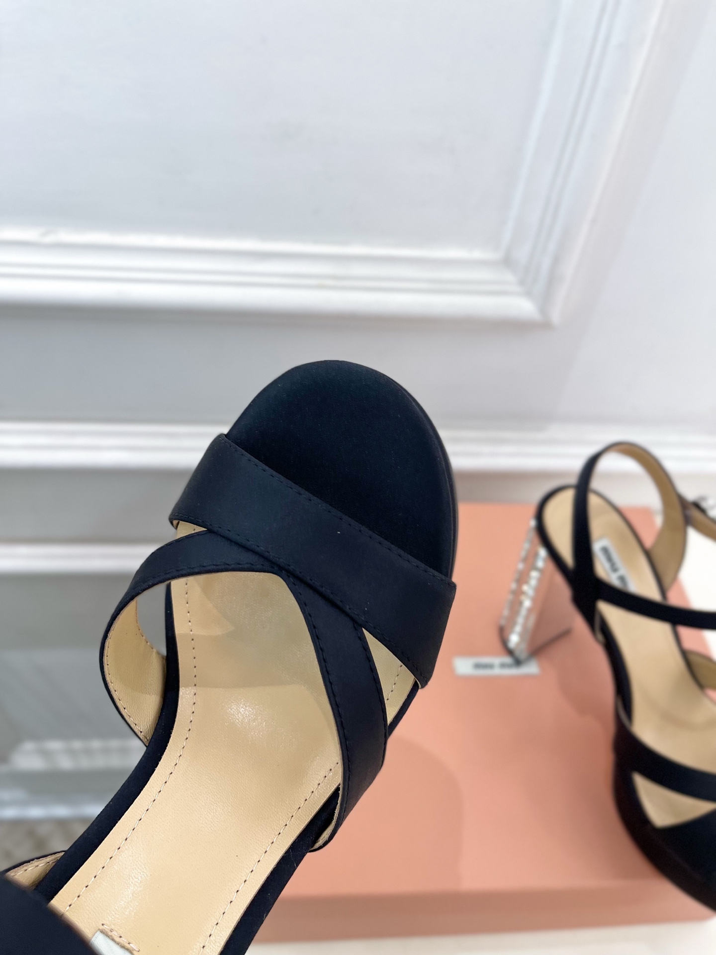 Miu Miu | 缪缪  25𝐬𝐬

🖤2025春夏新品   专柜主打最新走秀款 金属水钻跟防水台凉鞋