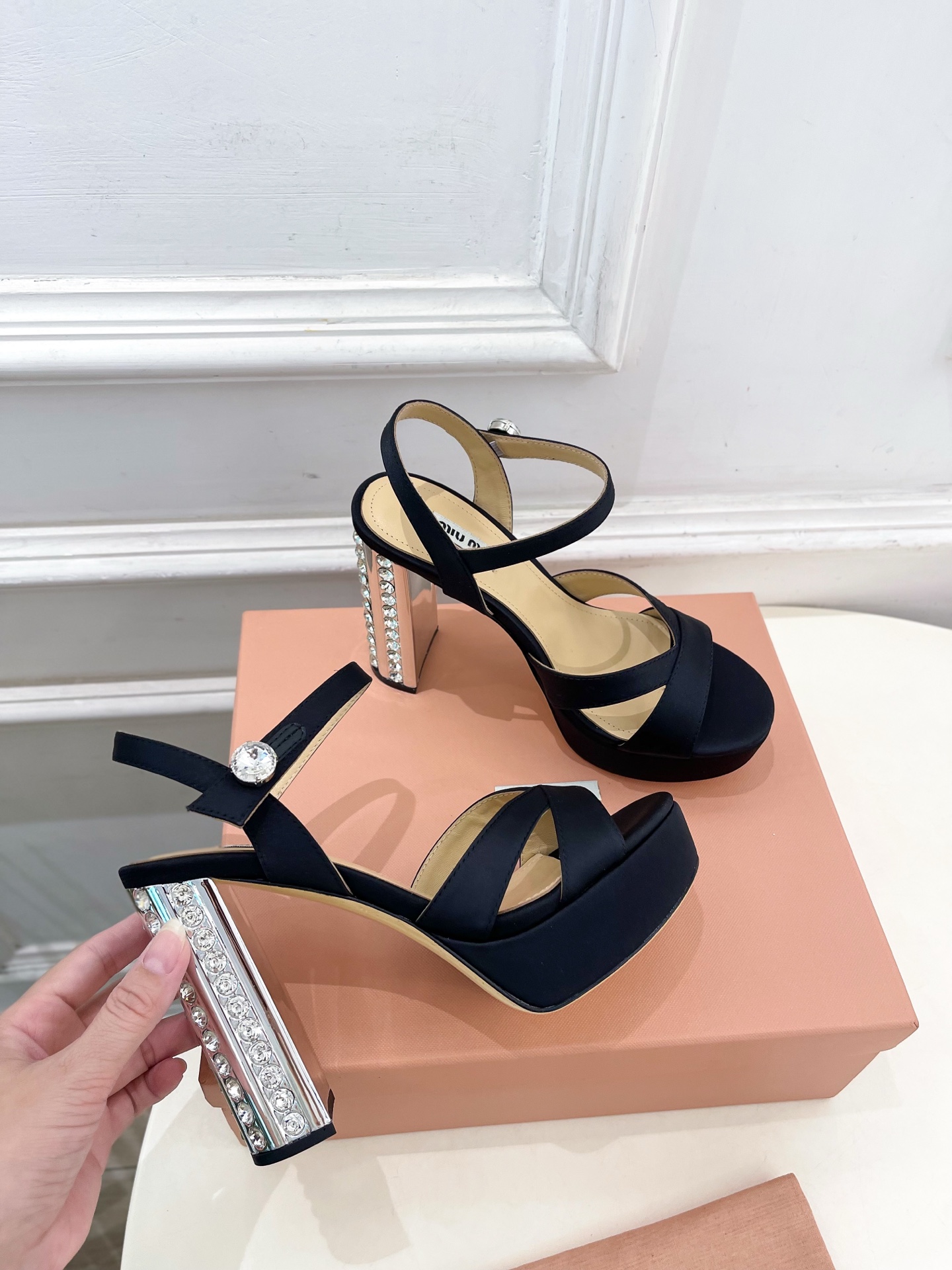 Miu Miu | 缪缪  25𝐬𝐬

🖤2025春夏新品   专柜主打最新走秀款 金属水钻跟防水台凉鞋