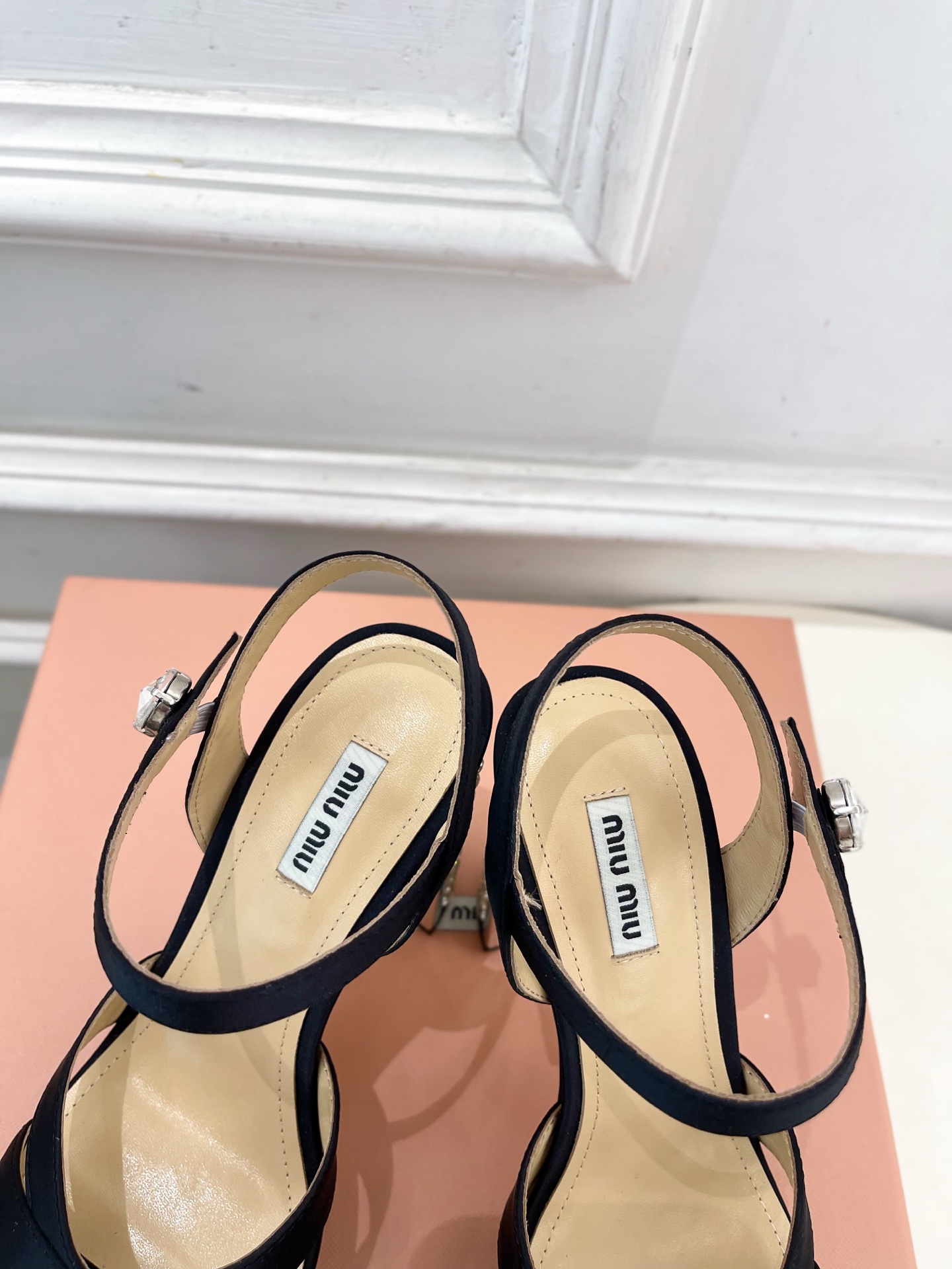 Miu Miu | 缪缪  25𝐬𝐬

🖤2025春夏新品   专柜主打最新走秀款 金属水钻跟防水台凉鞋